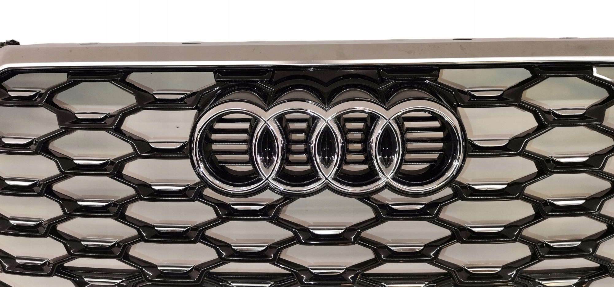 Audi Q3 SPORTBACK s решетка радиатора 83F853651