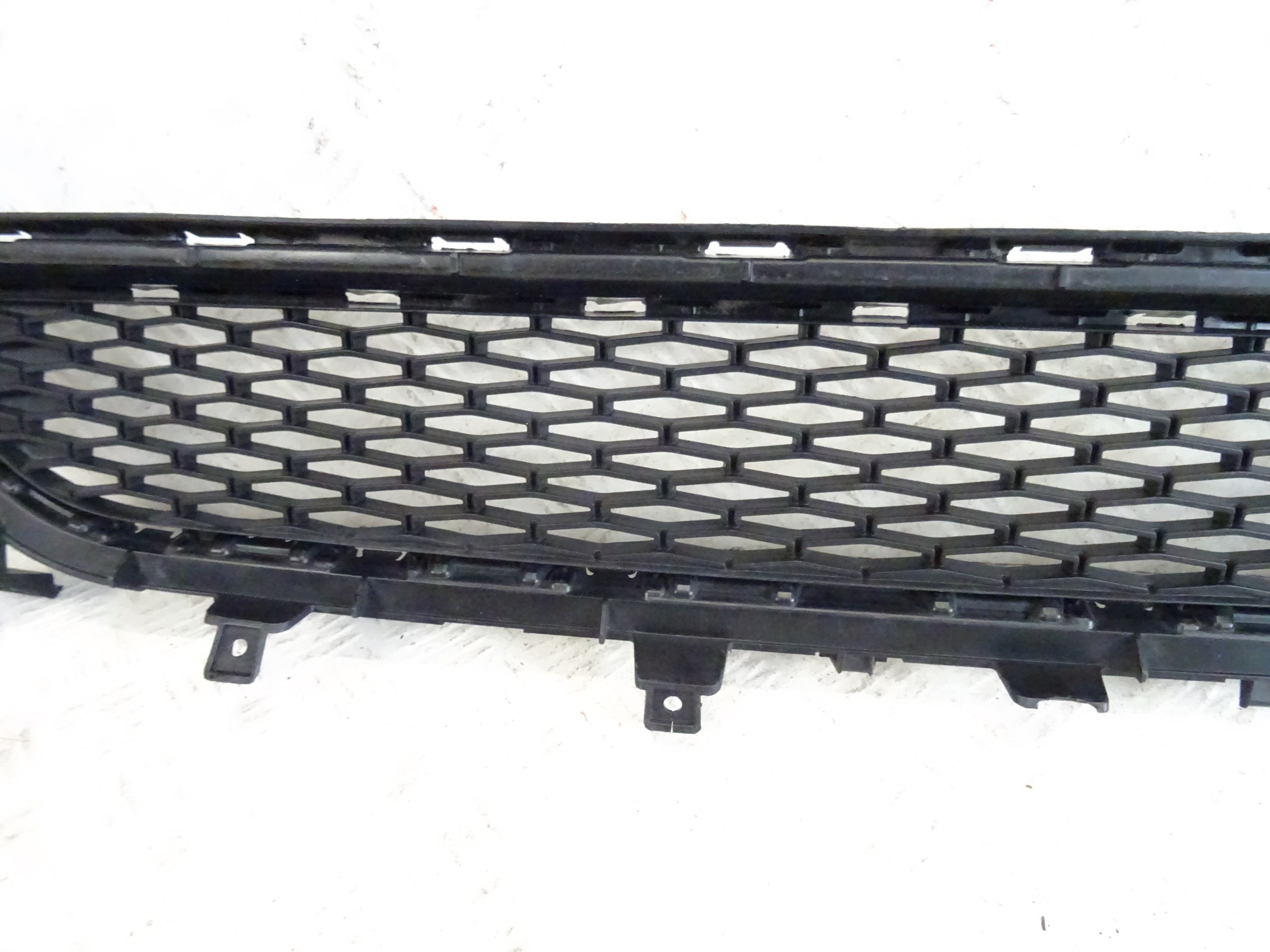 grid of a bumper front front central JAGUAR F-PACE LIFT MK83-17H750-AA