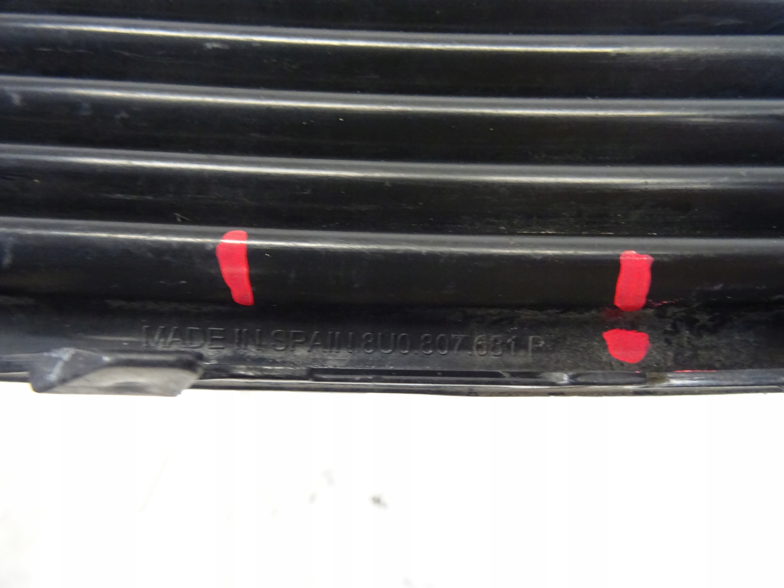 grid of a bumper front front left AUDI Q3 8U 8U0807681P