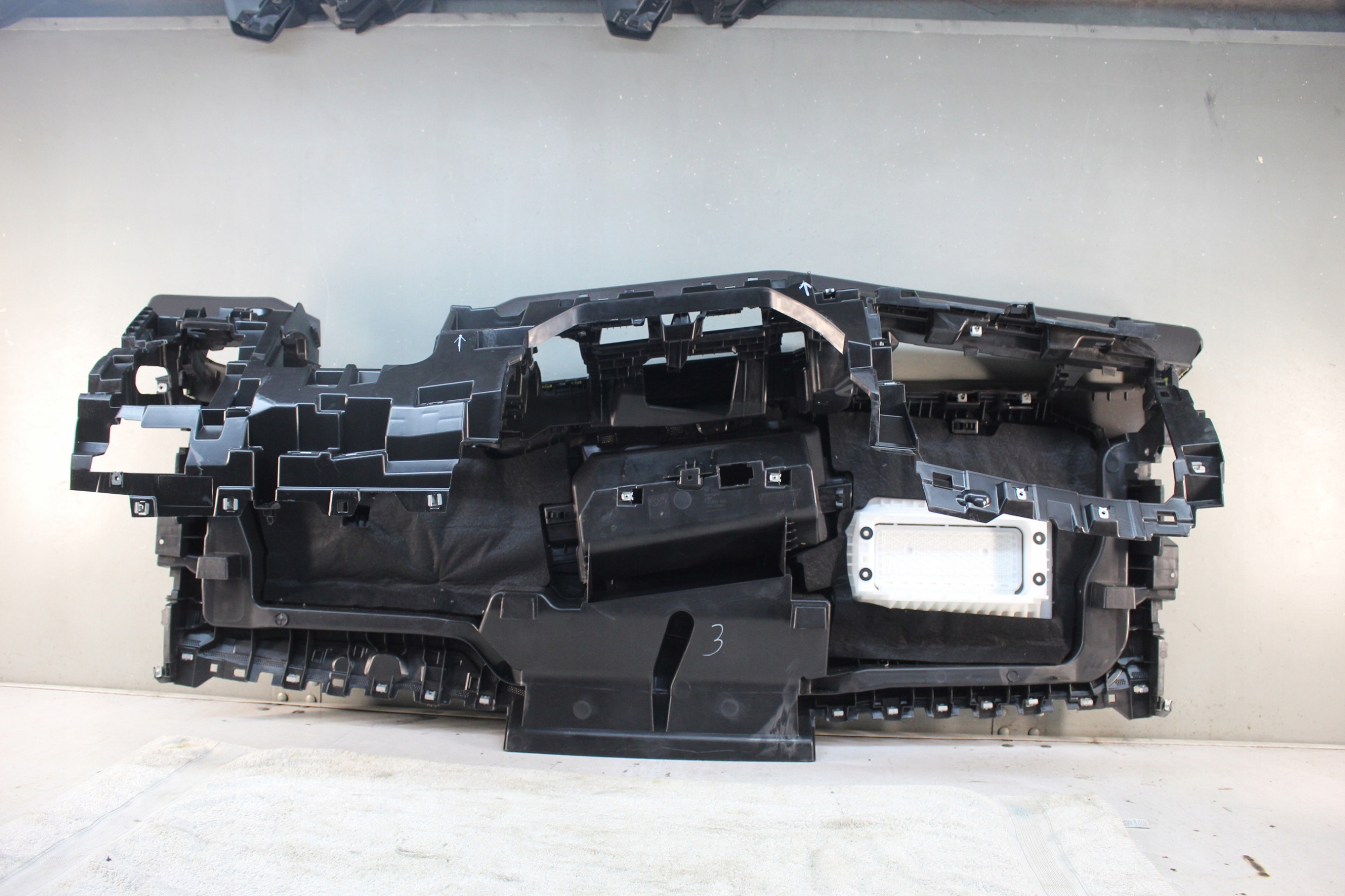 консоль торпеда volkswagen vw T7 7T1857003M