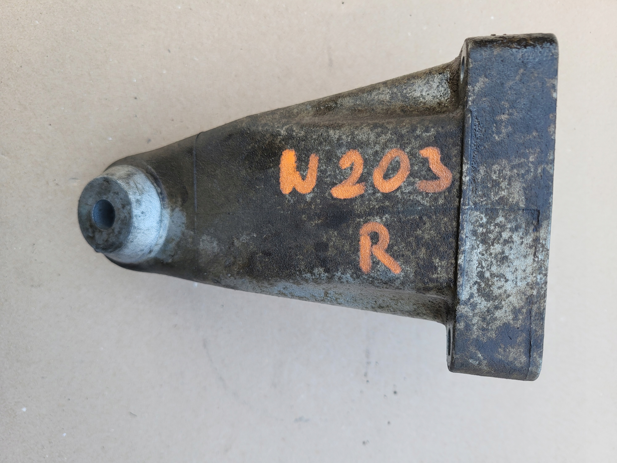 engine mount right MERCEDES C-KL W203 1.8 compressor; A2712230804 OE