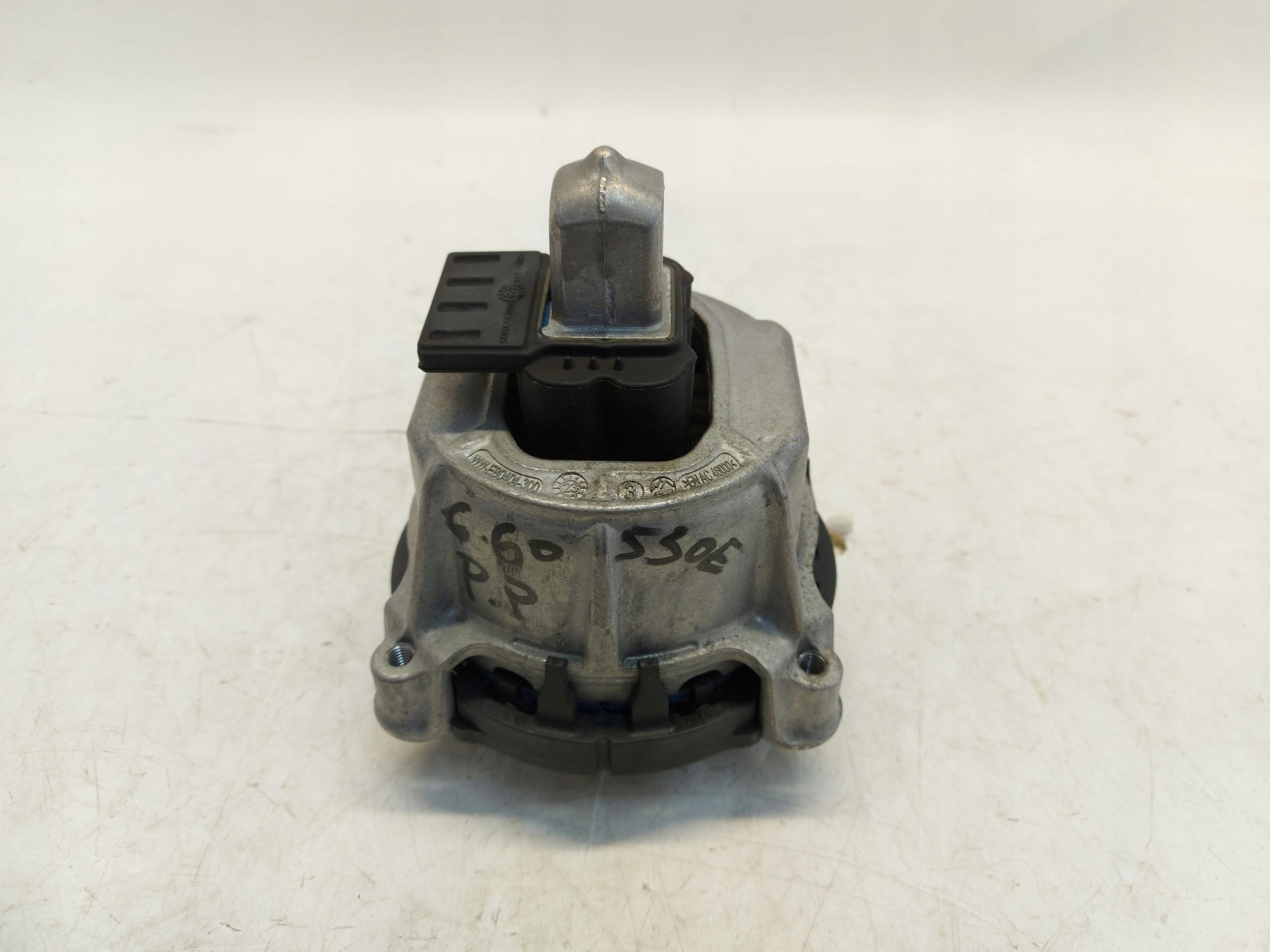 BMW 5 G60 530E x-drive engine mount front right 8831878