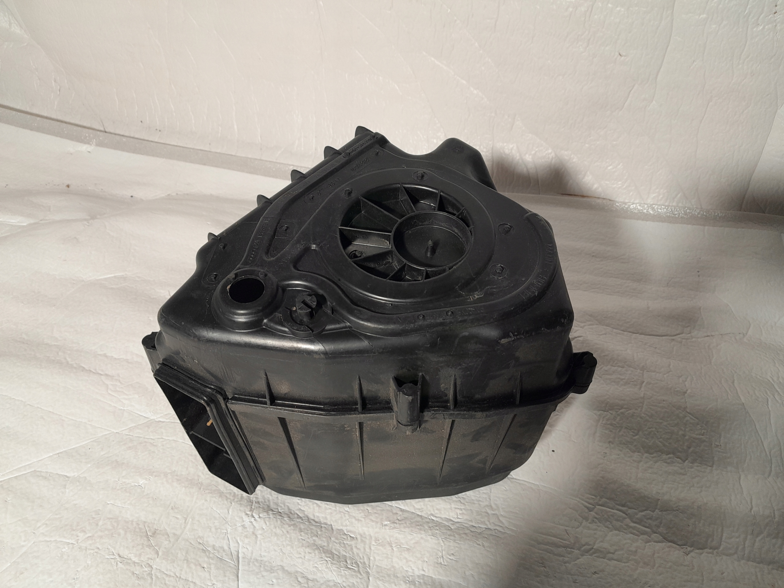 AUDI A8 D3 cover of a filter, air 4E0129620E 059133823E
