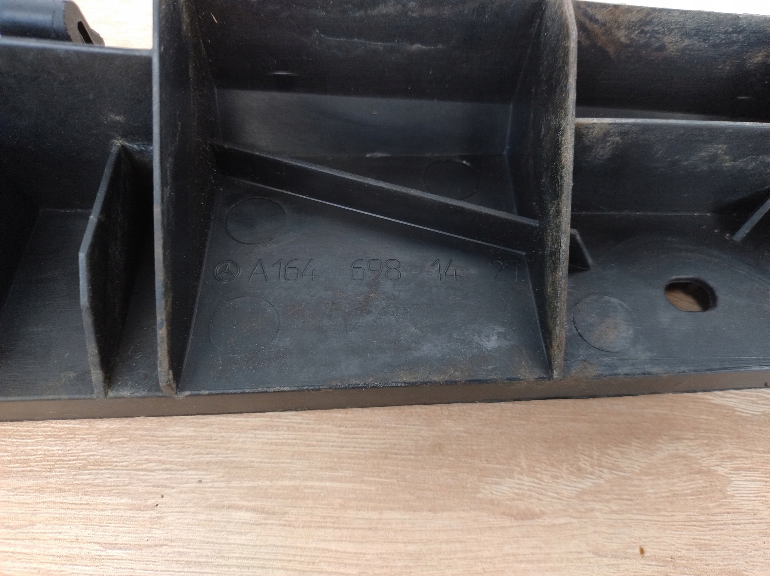 MERCEDES ML W164 holder of the threshold right rear part bracket