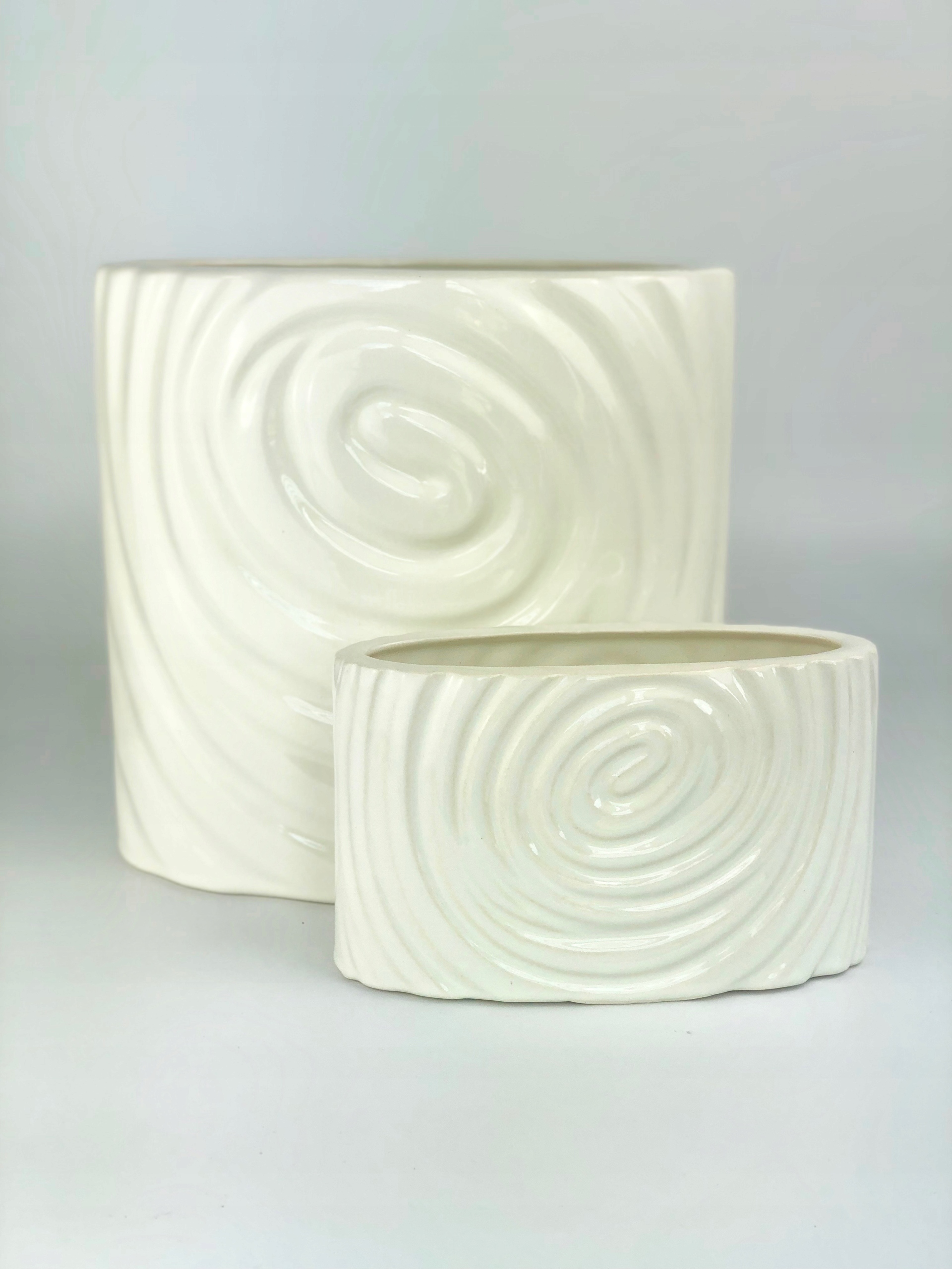 Osłonka ceramiczna biała wazon paski fale doniczka Materiał ceramika