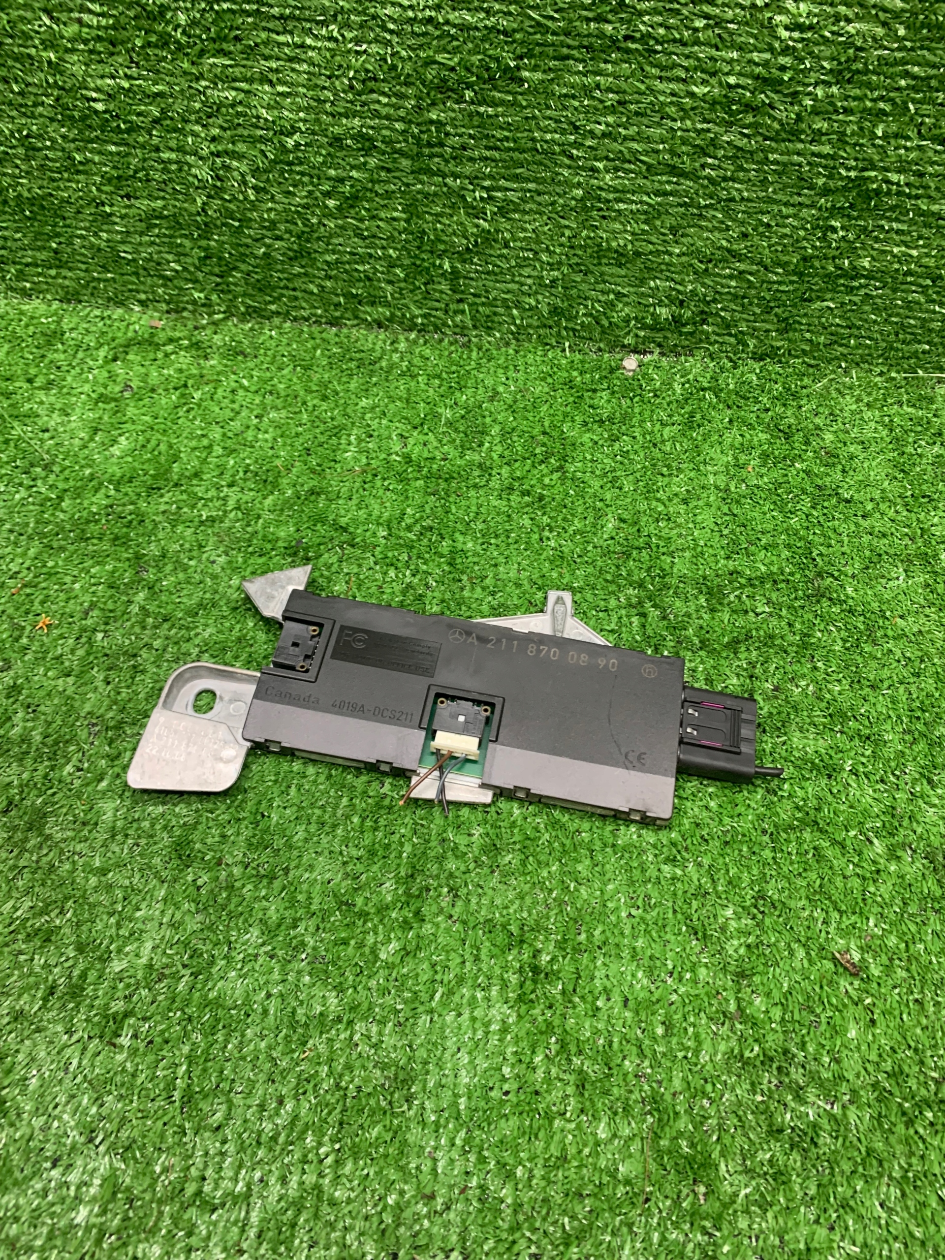 WZMACNIACZ ANTENOWY MERCEDES W211 A2118700890