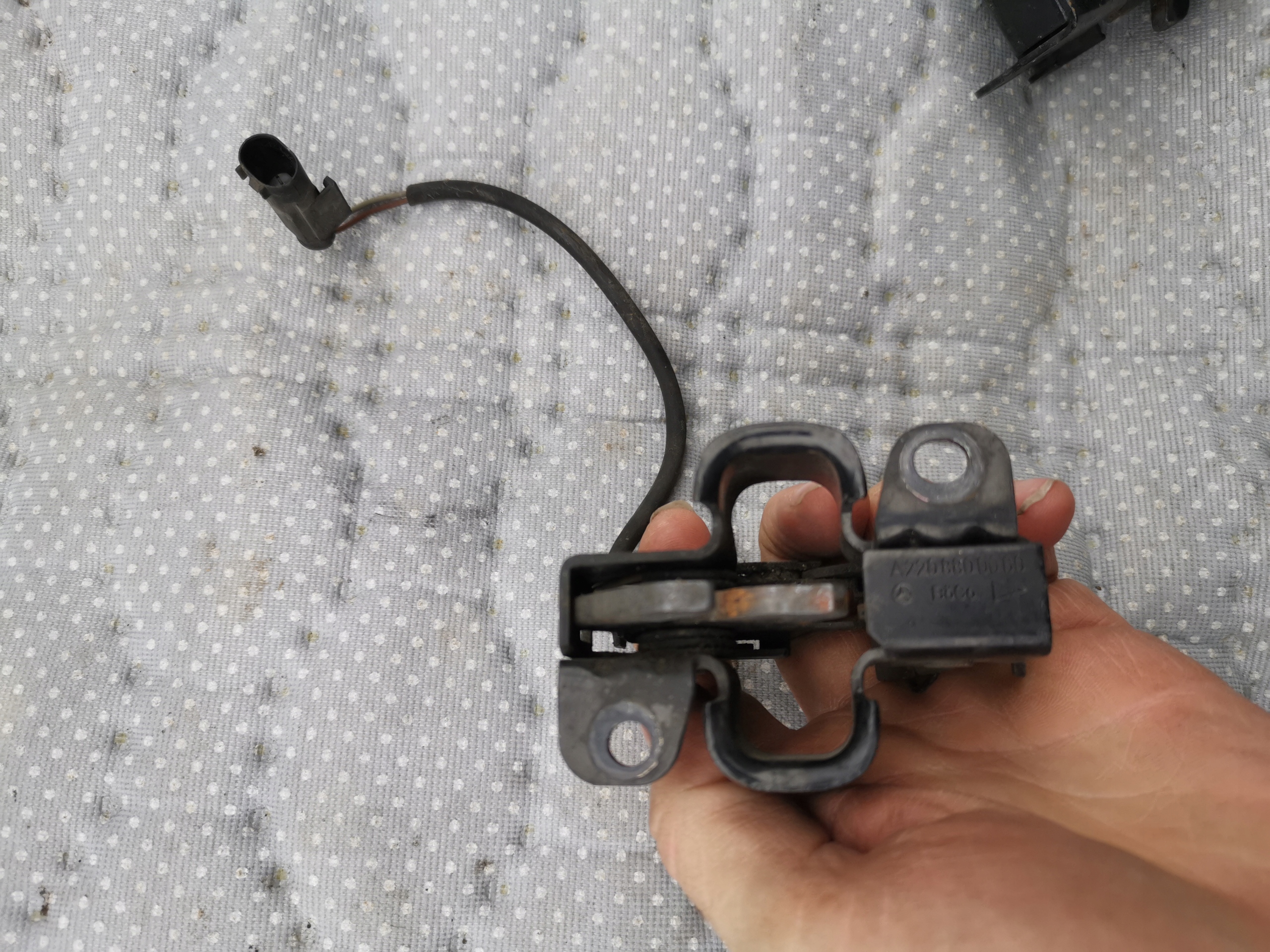 Mercedes CL S C215 W220 lock bonnet 2208800060