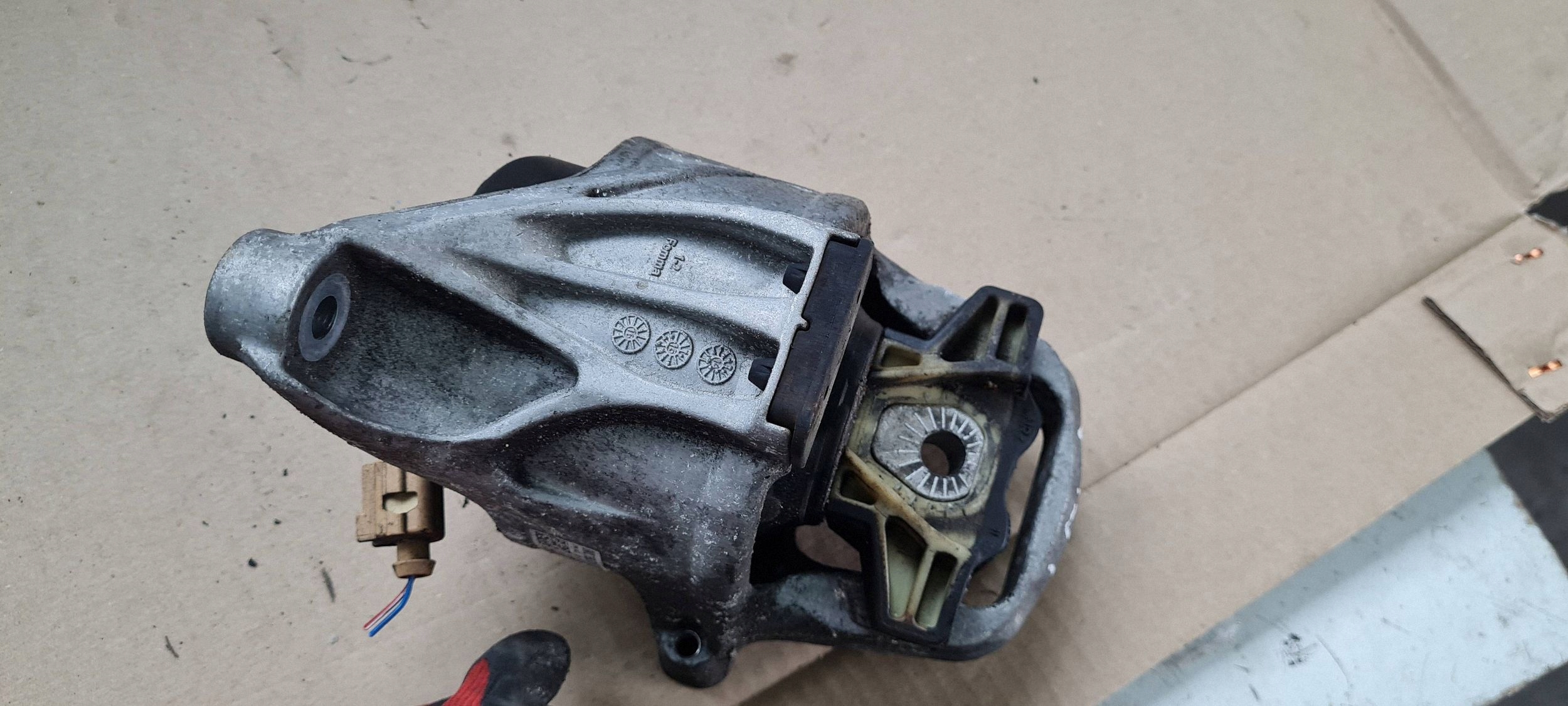 A4 B9 8W engine mount left 2.0 TDI 8W0199371AT A5 8W