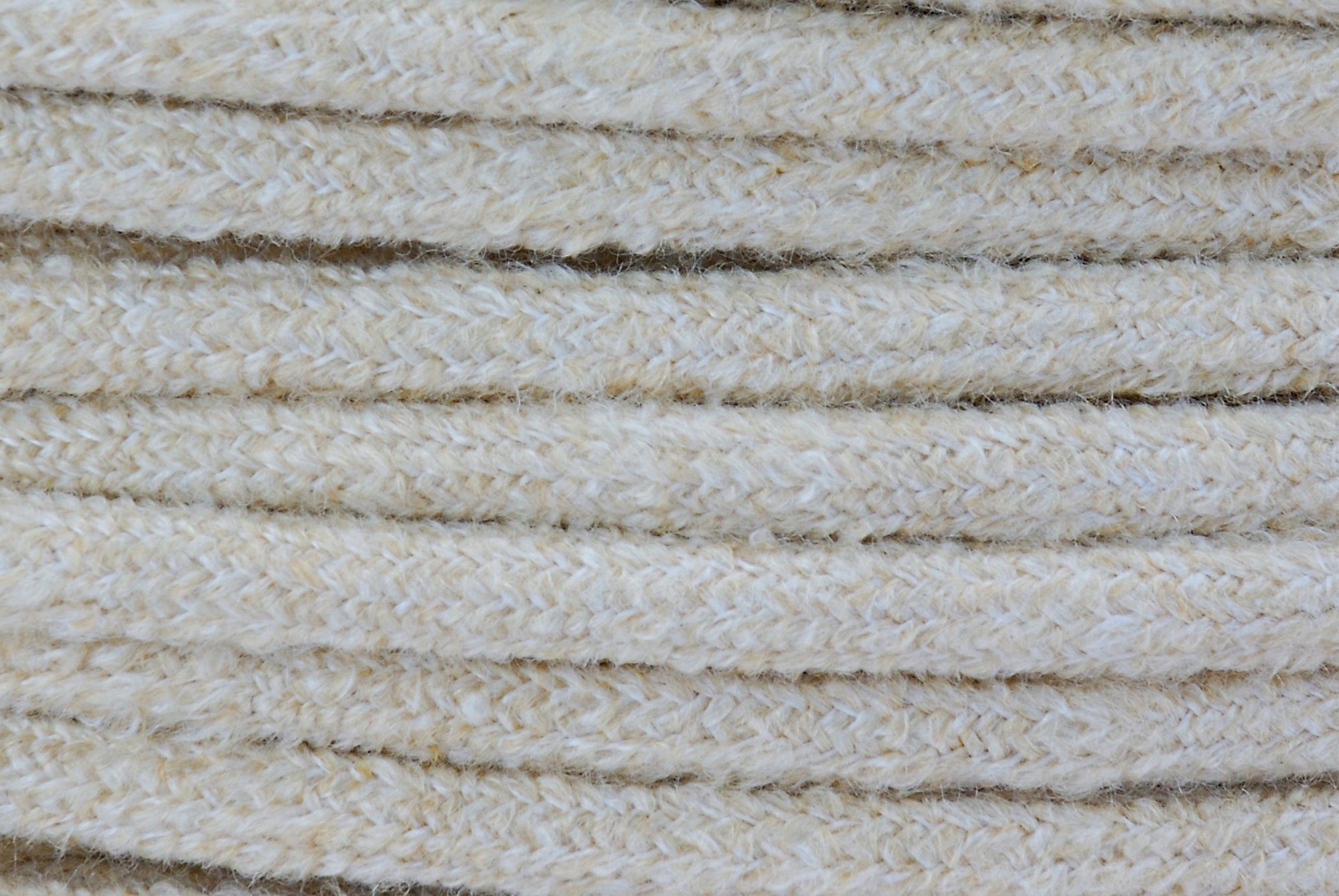 

beżowy kabel przewód w oplocie naturalnym pająk
