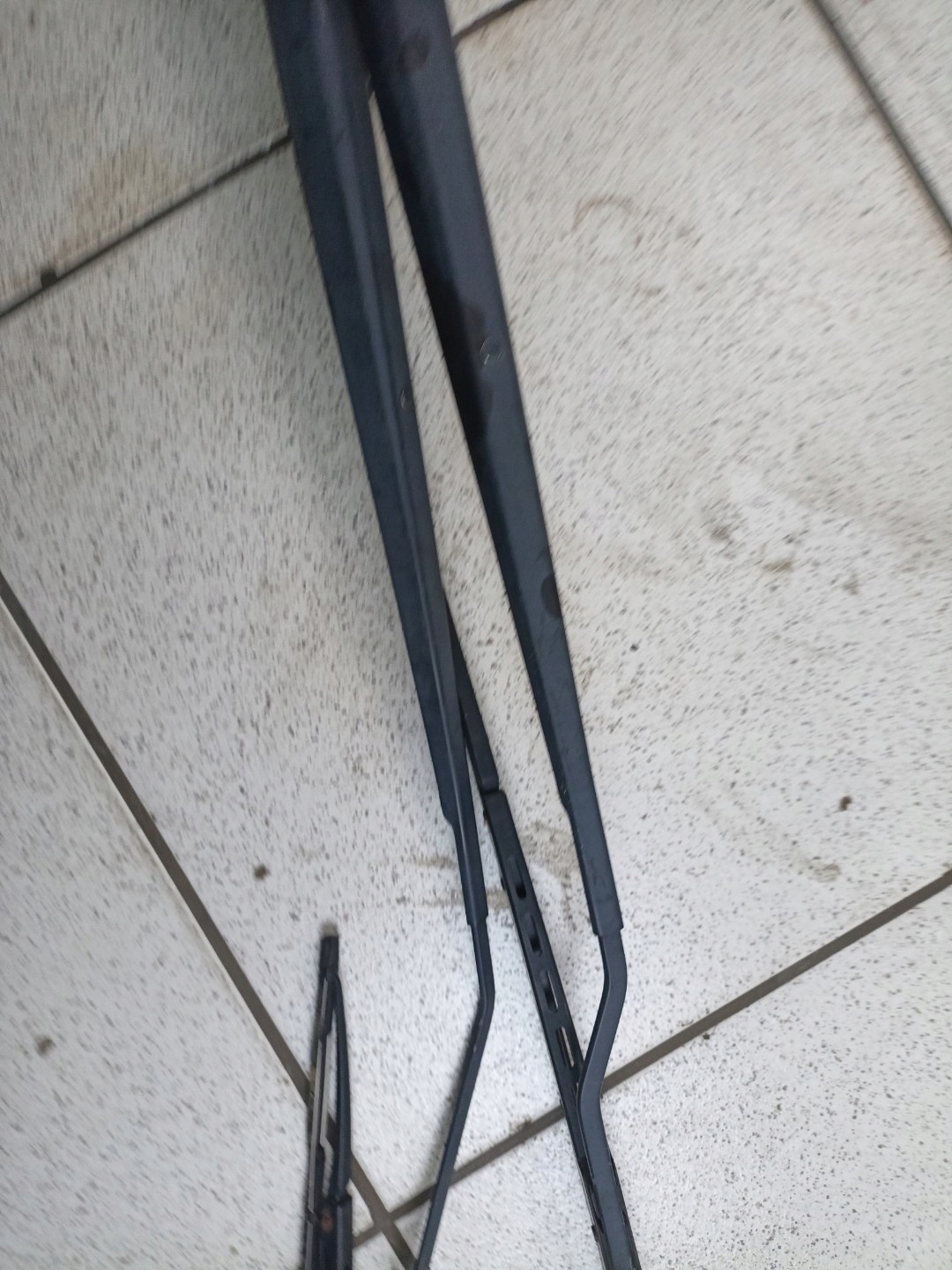 arm of wipers front Chrysler Town and Country 5 facelift 2012