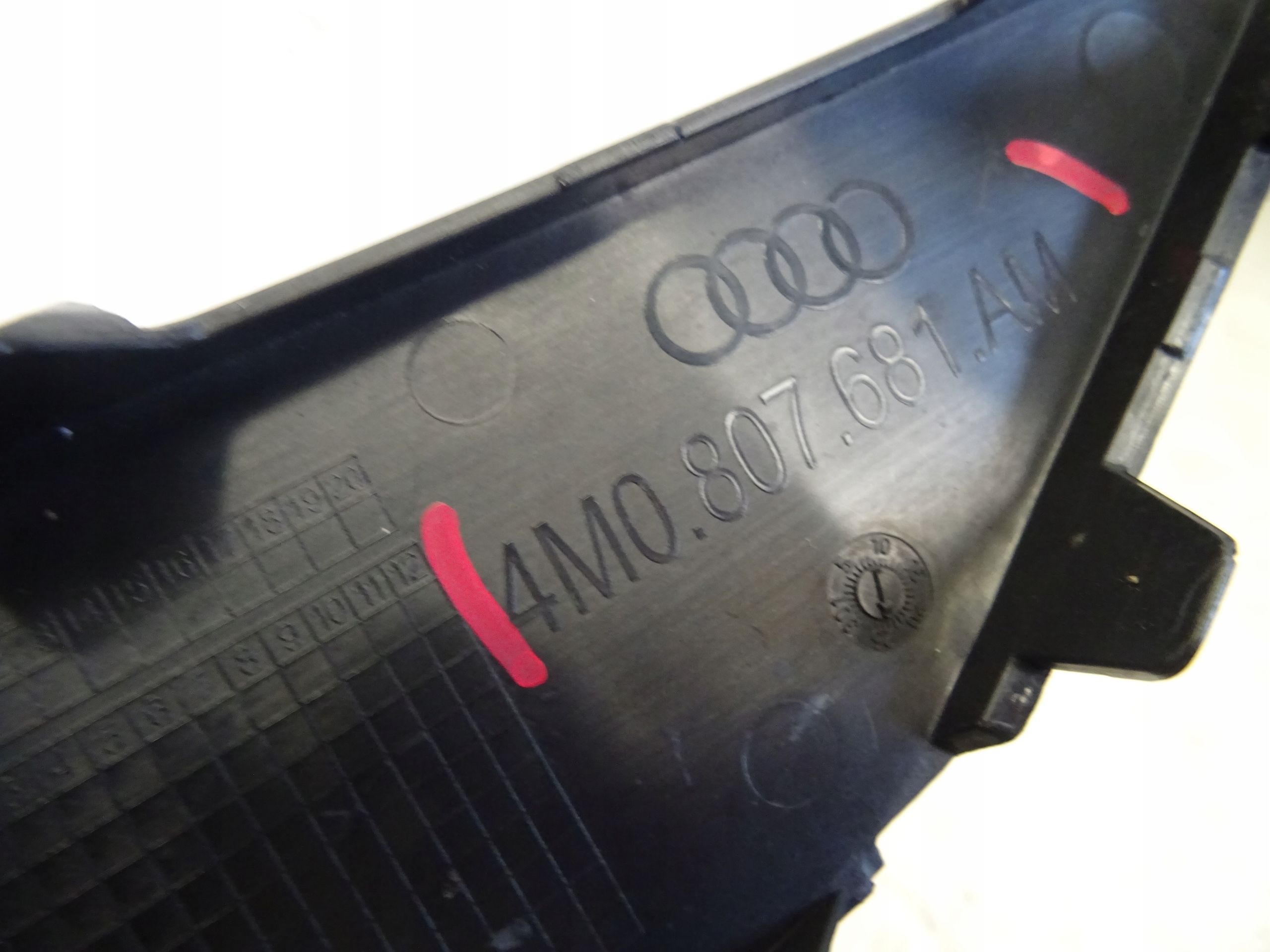 grid of a bumper front front left AUDI Q7 4M LIFT 4M0807681AM