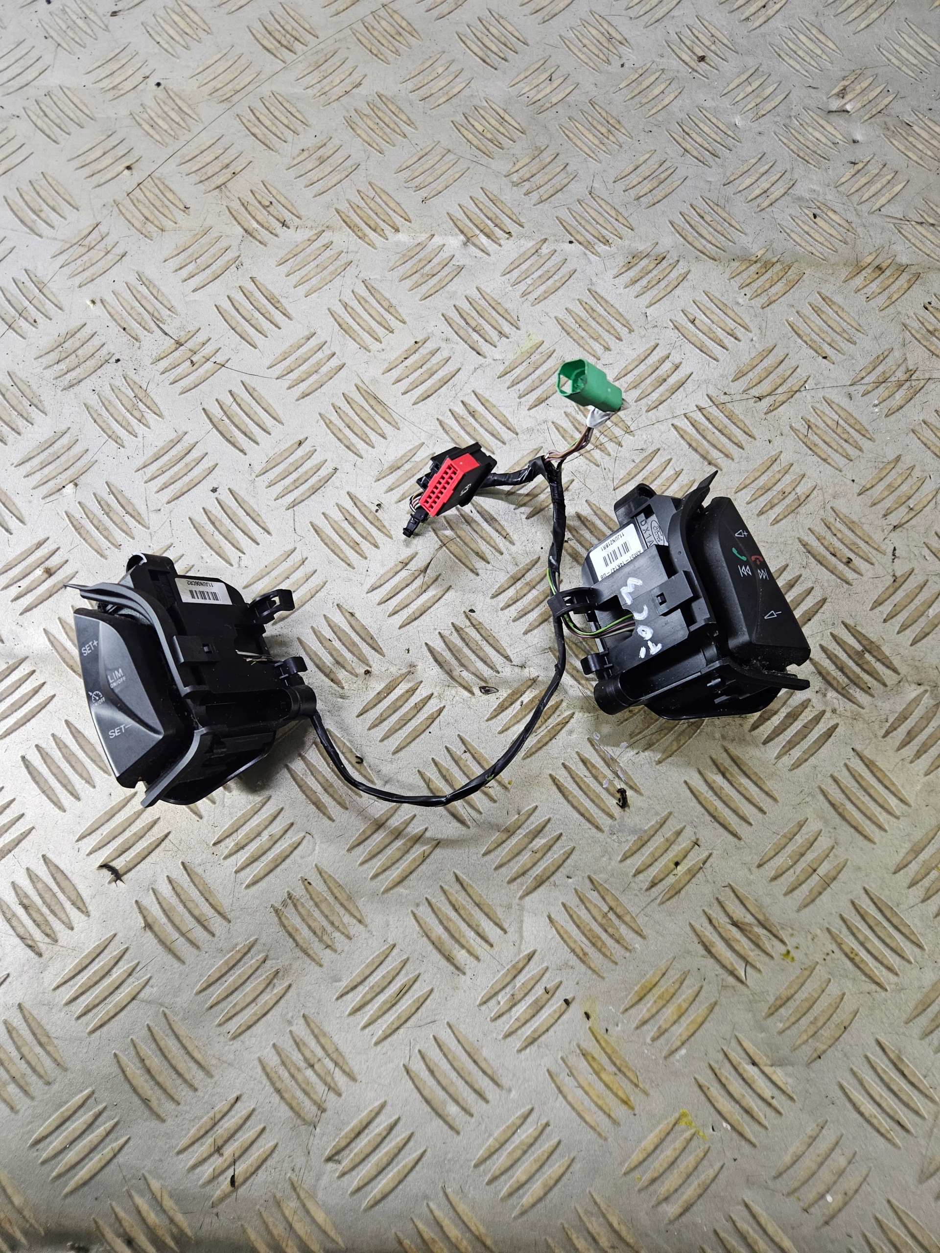 PRZYCISKI TEMPOMATU TEMPOMAT TELEFONU FORD FOCUS MK3 C MAX MK2 PRZEDLIFT