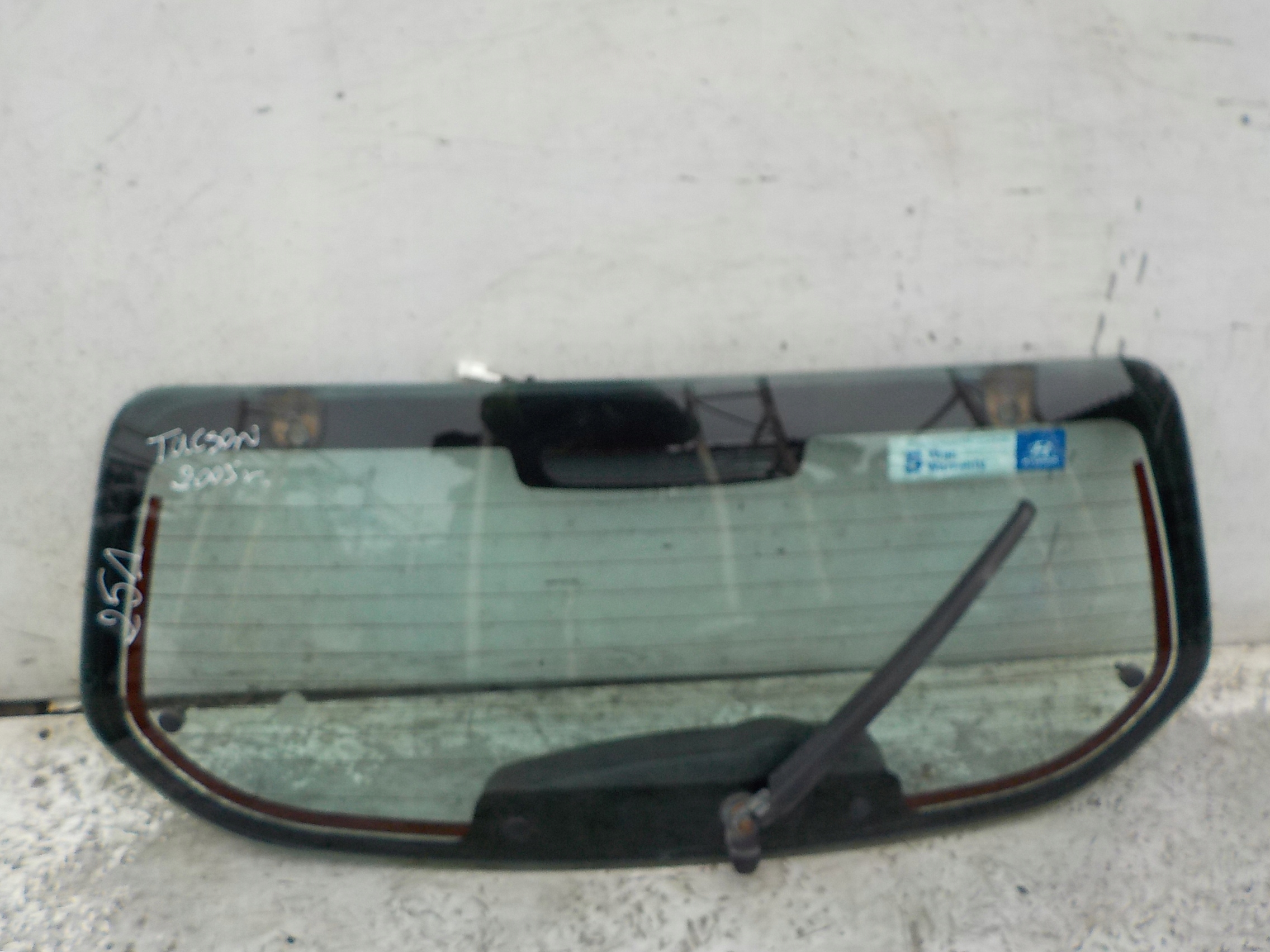 251 HYUNDAI TUCSON И 05-ЗАДНЕЕ СТЕКЛО