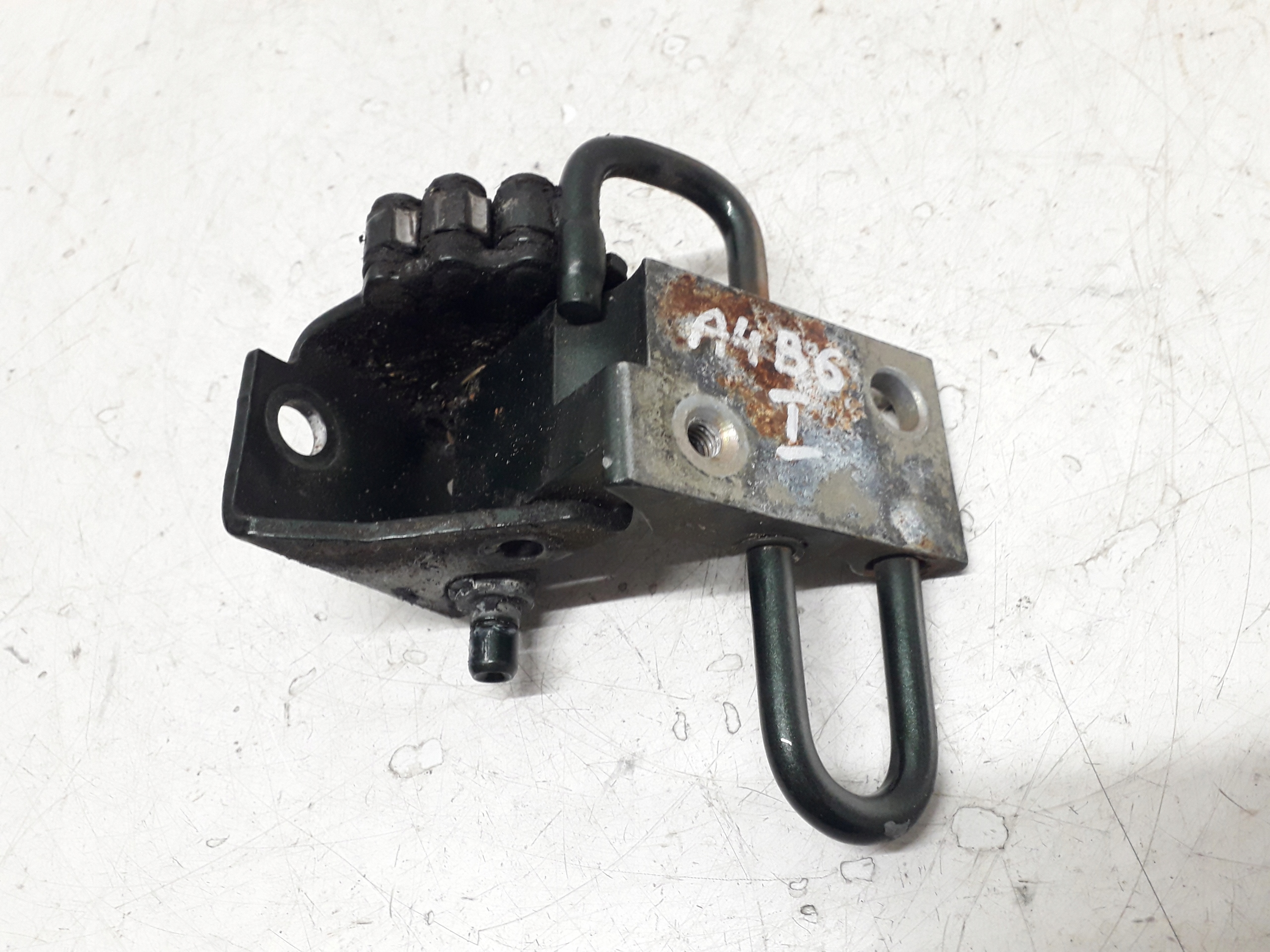 AUDI A4 B6 00-06 LY6R ZAWIAS DRZWI PRAWY PRZÓD DOLNY 8E0831412