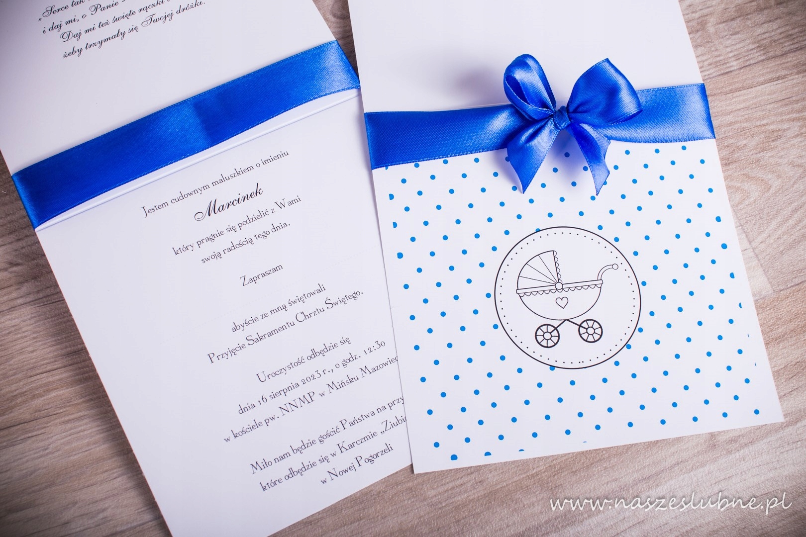 Zaproszenie na Chrzest Chrzciny W KROPKI Z KOKARDĄ - PERSONALIZACJA Szerokość produktu 15 cm