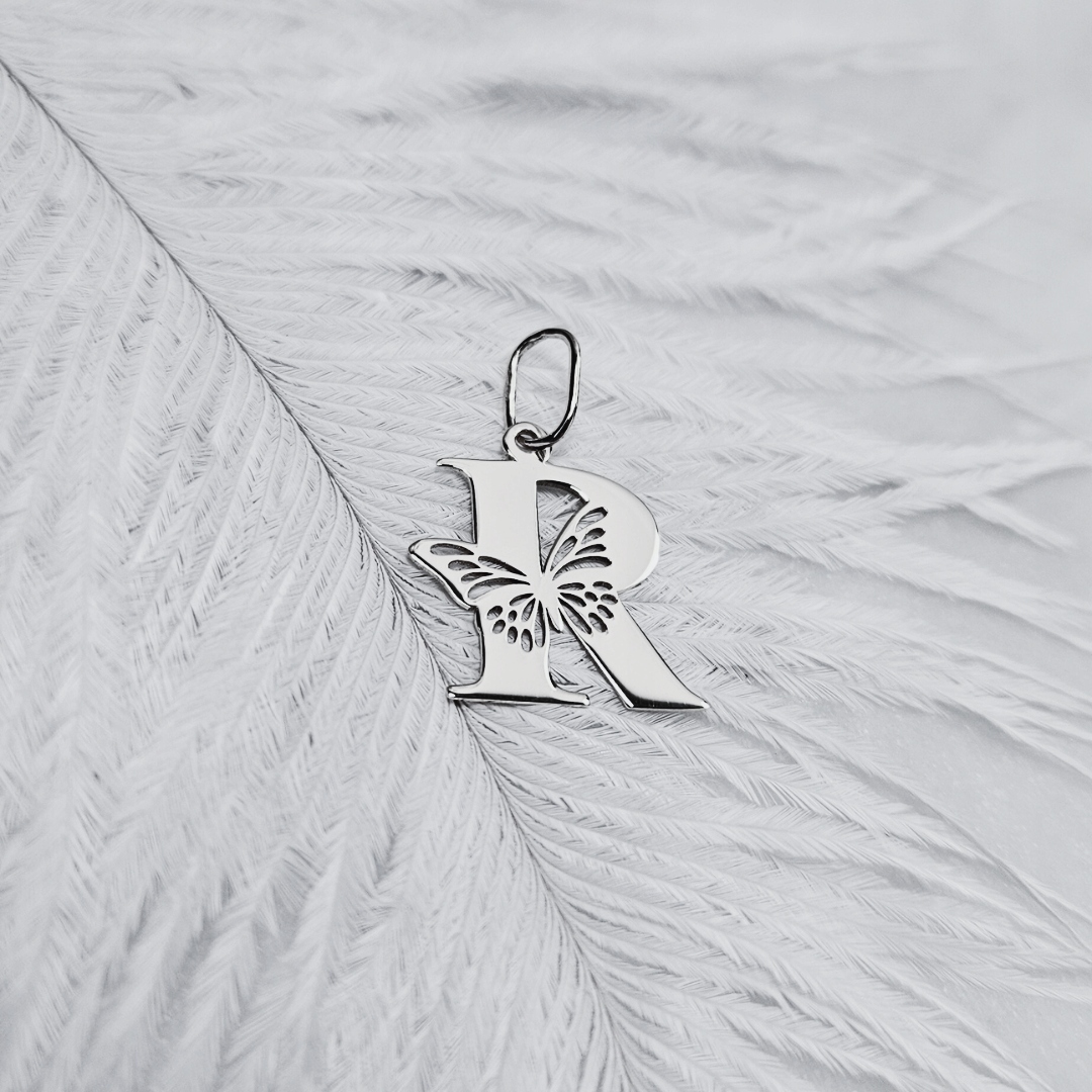 Stříbrný přívěsek písmenko R s motýlem pr.925