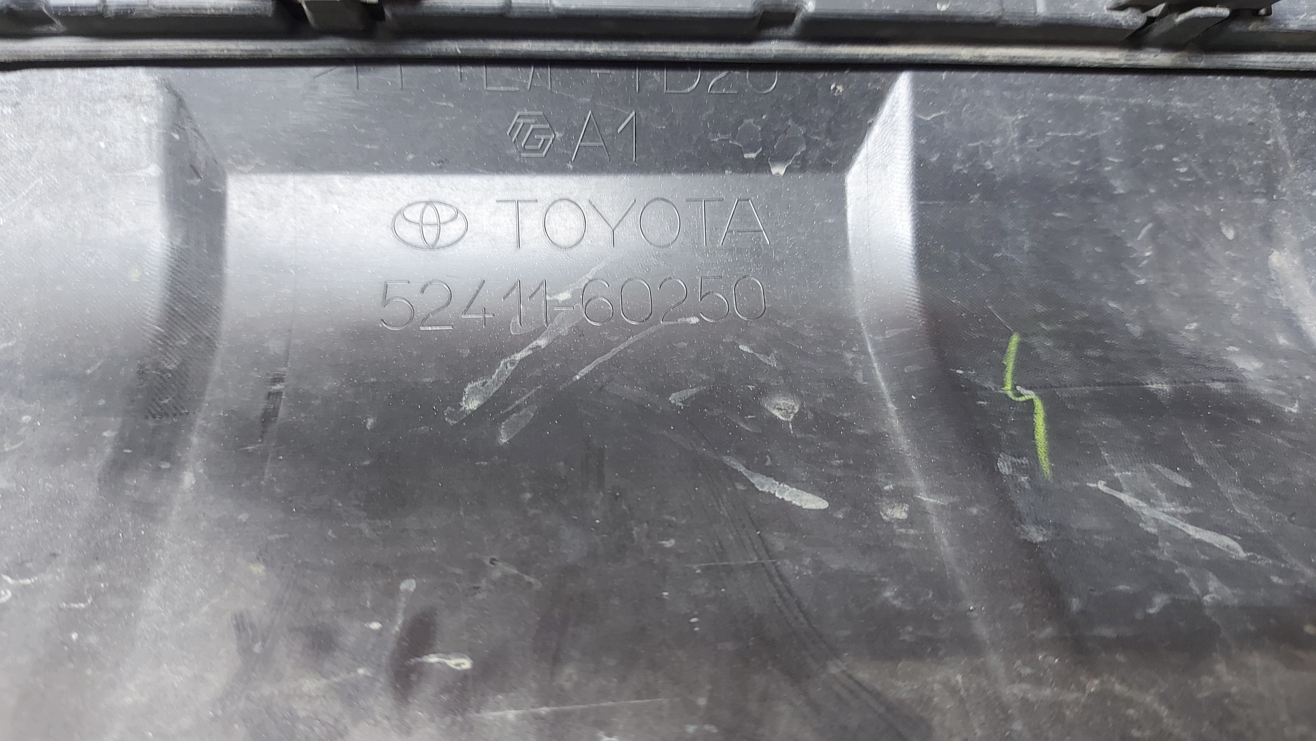 grid central of a bumper front front TOYOTA LAND CRUISER PRADO 24