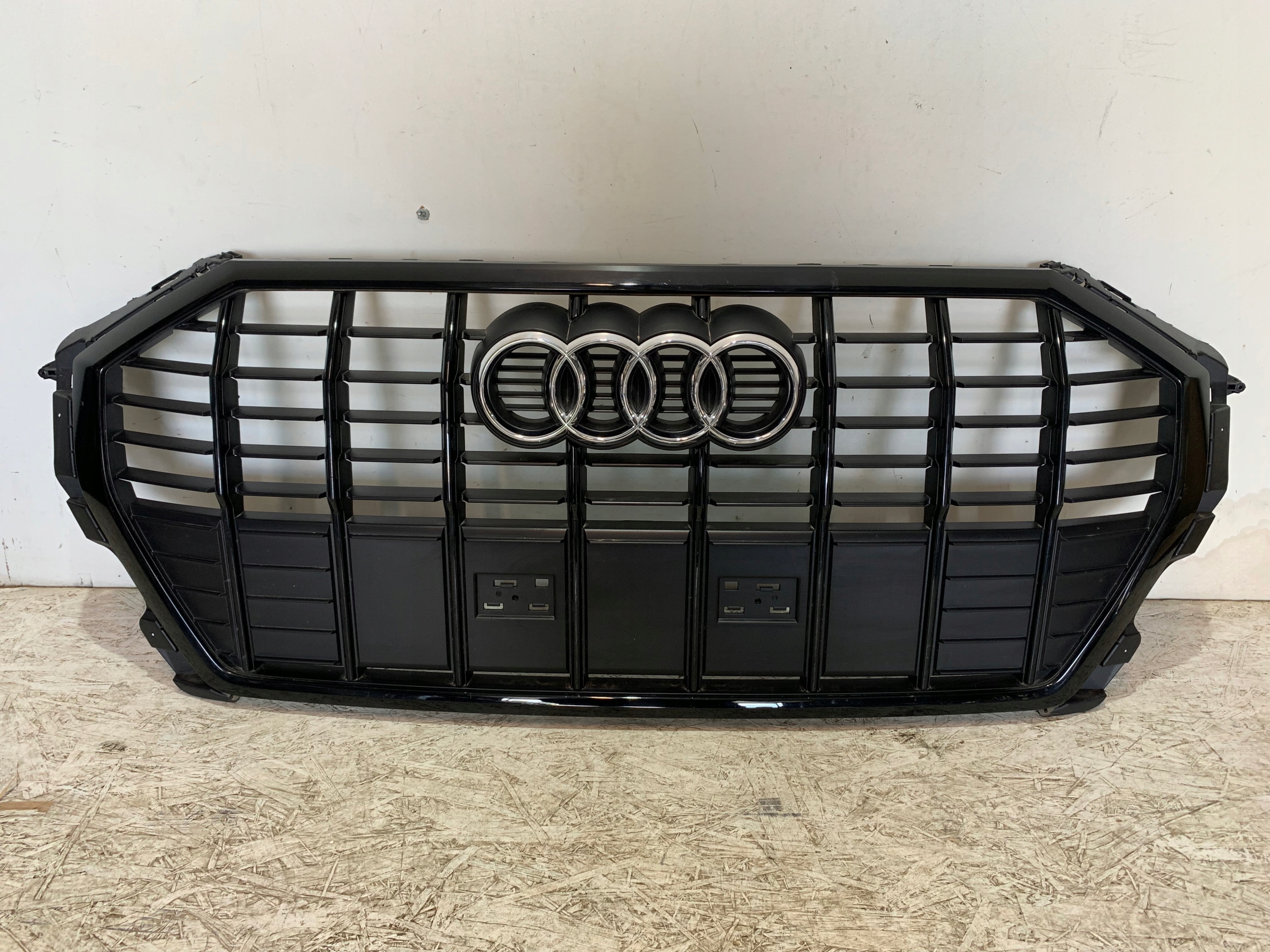 решетка радиатора Q3 83A853651 s