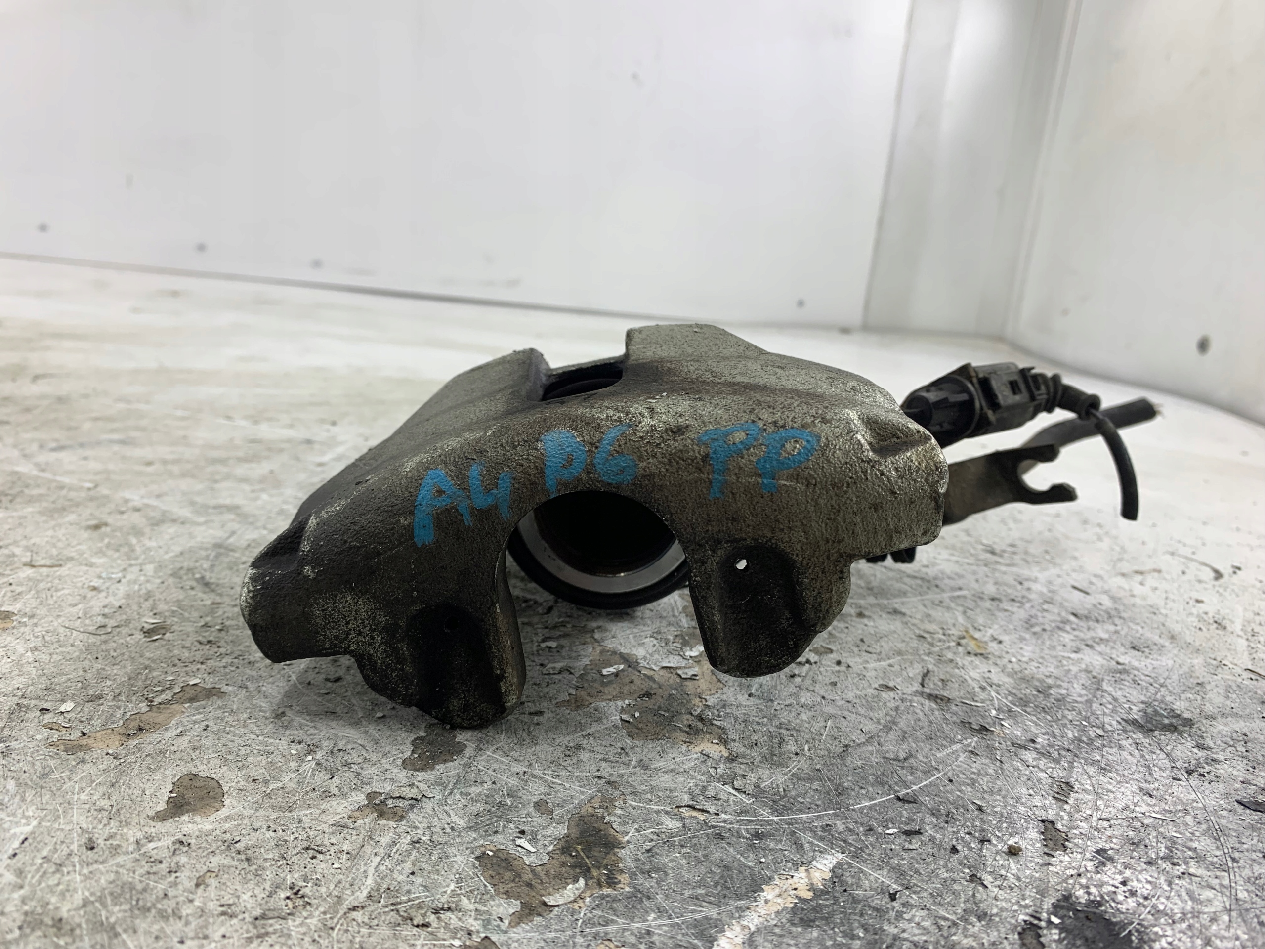 AUDI A4 B6 třmen brzdový záď levý předek