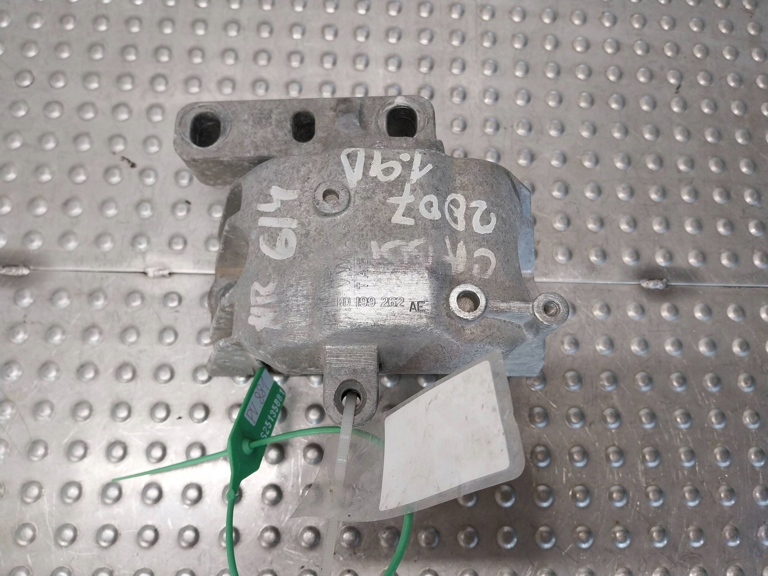 holder engine mount 1K0199262AE VW CADDY III YETI GOLF V A3 8P 1.9 TDI