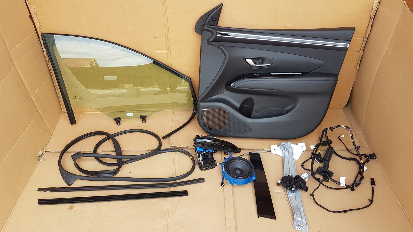 SZYBA DRZWI PRAWY PRZOD TAPICERKA TUCSON 2021 ROK