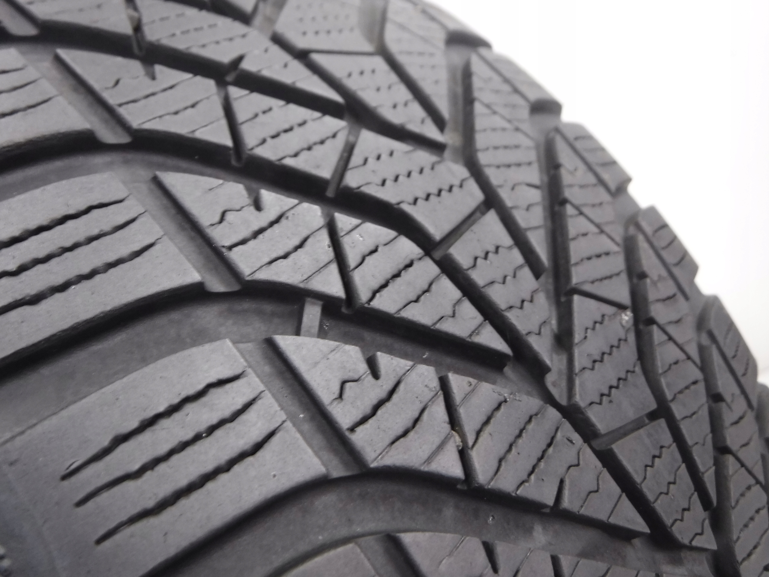 OPONA YOKOHAMA BLUEARTH WINTER V905 225/45/19 96V Szerokość opony 225 mm