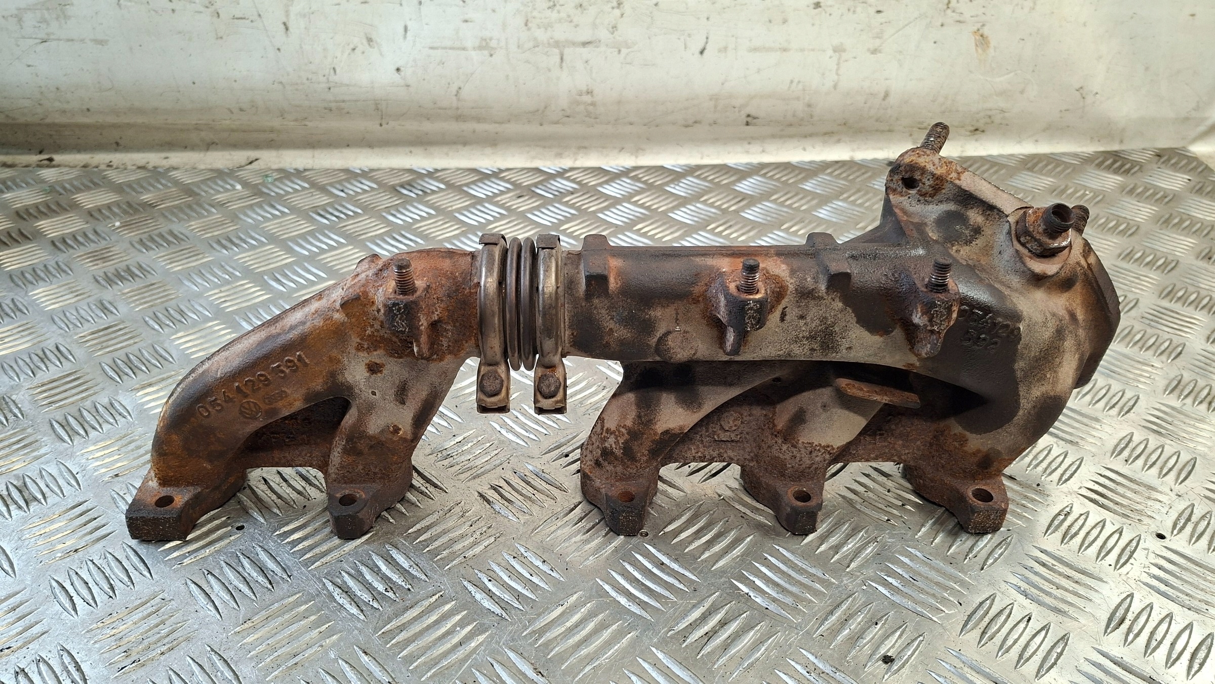 exhaust manifold AUDI 100 C3 2.3
