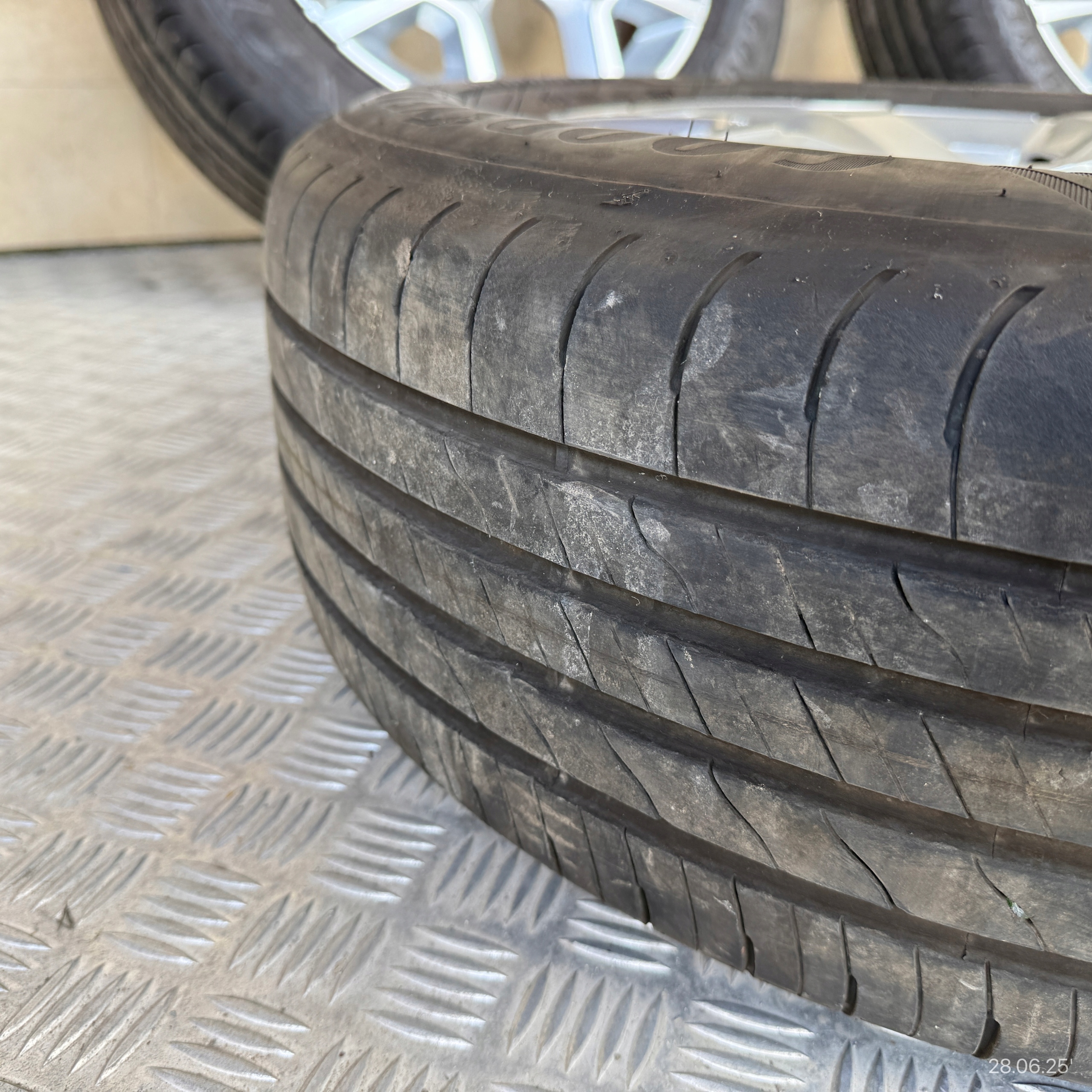 discs wheels tyres JEEP AVENGER GOODYEAR 215/60/17" 5MM summer