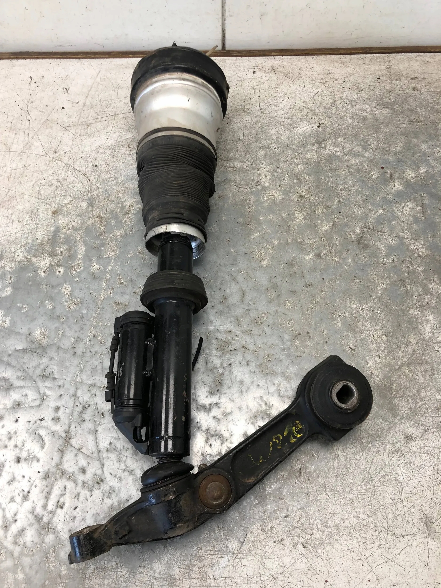 shock absorber left front 3 PIN MERCEDES W220 A2203270092
