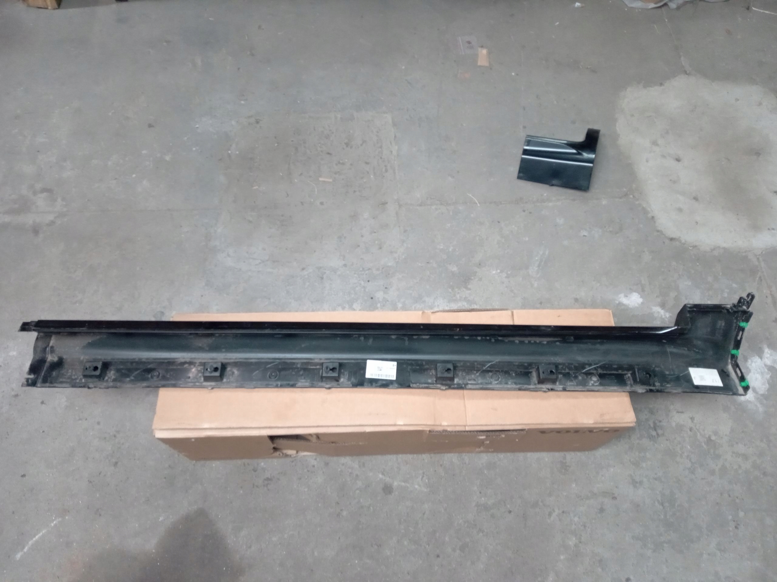 LISTWA PROGOWA LEWA PRÓG KOMPLETNY VOLVO XC90 II 2014- Kolor czarny