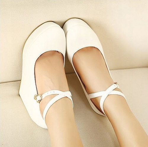 CZÓŁENKA NA KOTURNIE Z PASKIEM Marka bez marki