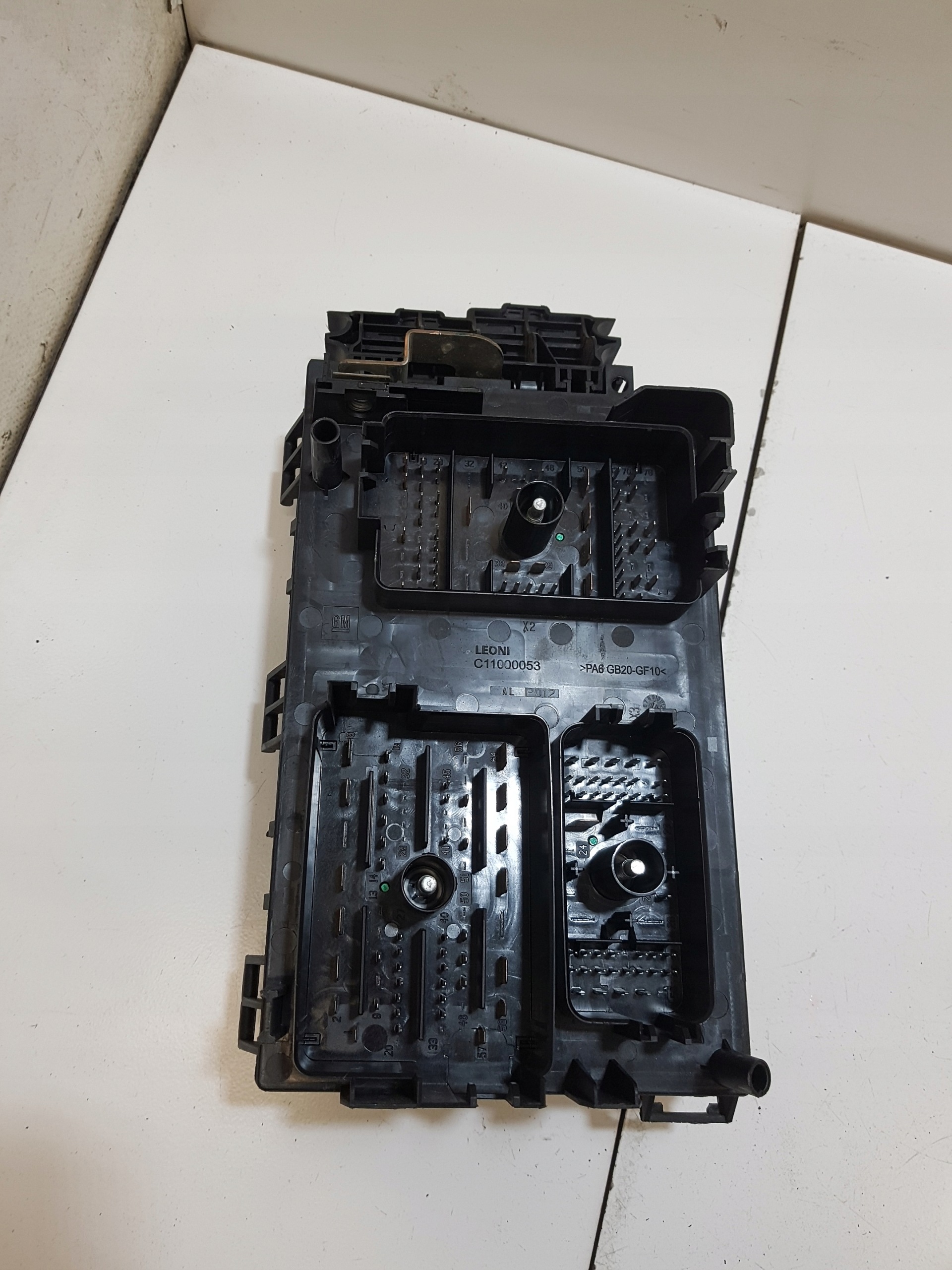 Module fusibles OPEL ASTRA J 13302309QA