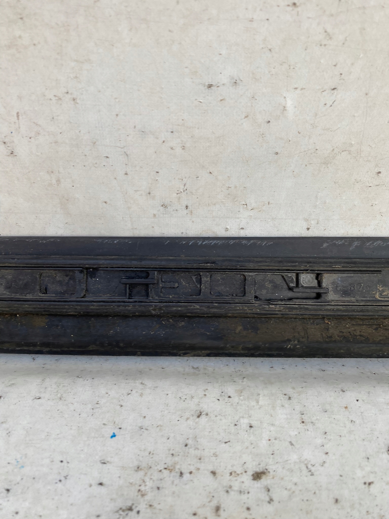 AUDI A4 B7 04- right moulding for door rear part 8E0853970E