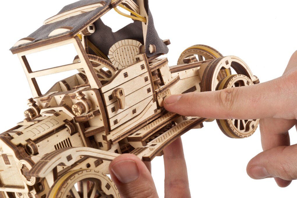 RETRO CAR UGR-T UGEARS MODEL MECHANICZNY DREWNIANY Z NAPĘDEM PUZZLE 3D Kolekcja Modele mechaniczne