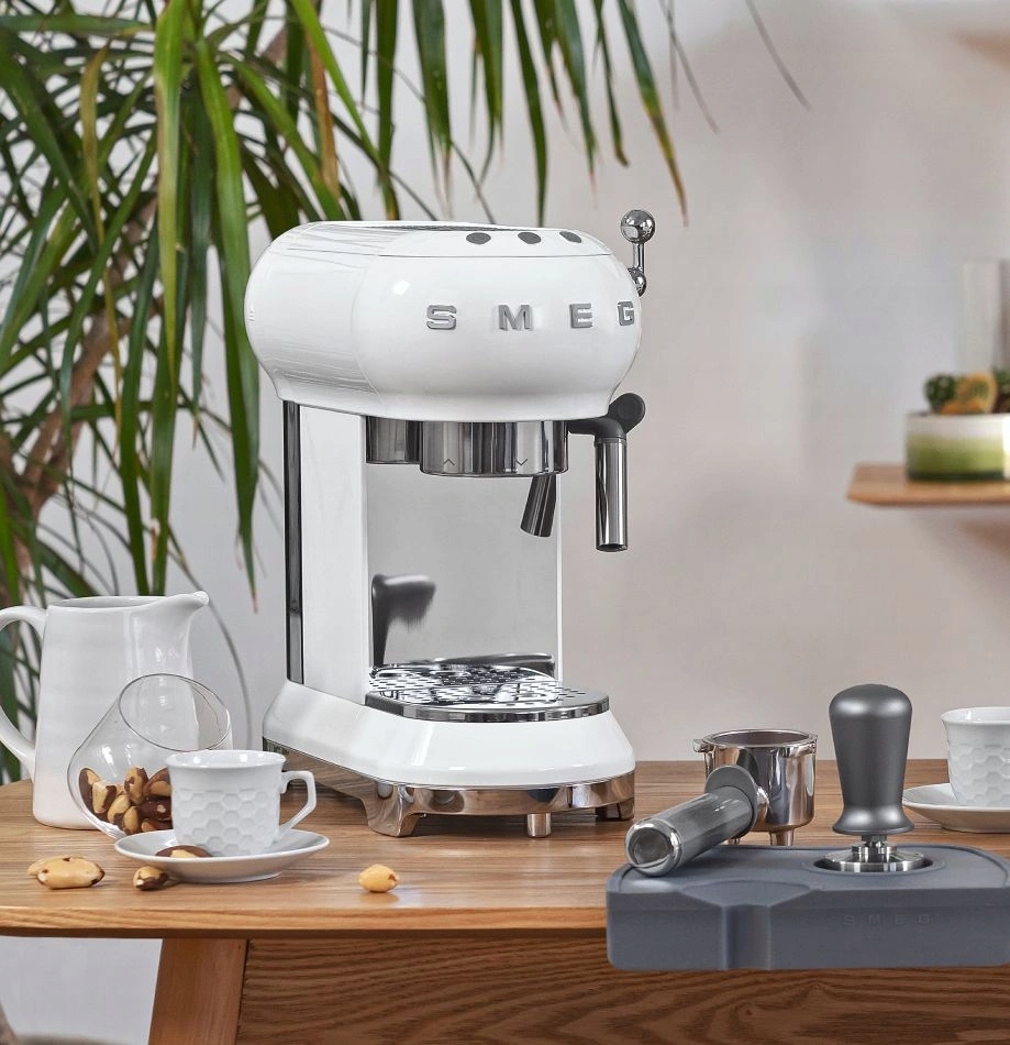 SMEG - Еспресо-машина, біла ECF01WHEU Код виробника ECF01WHEU