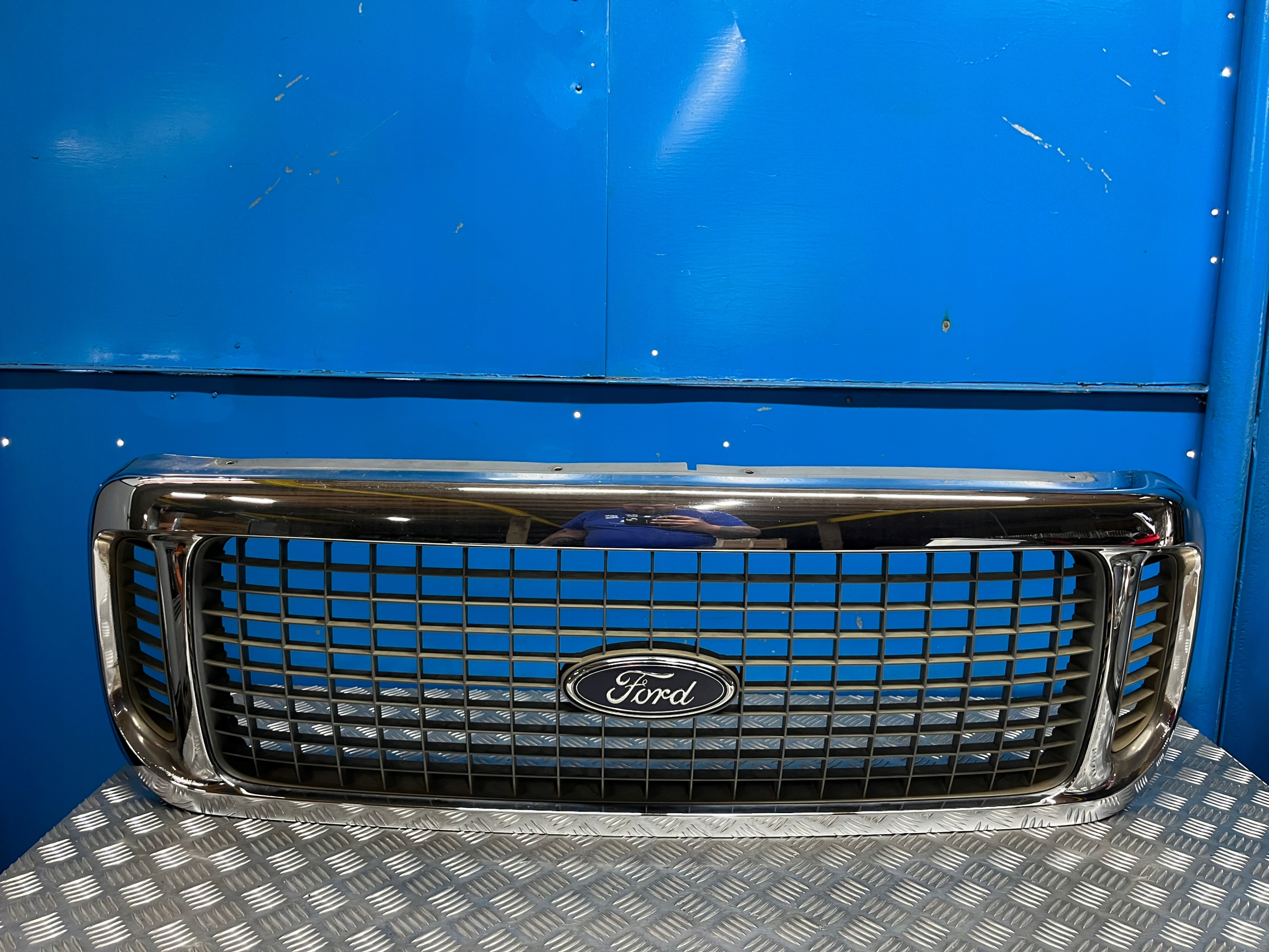 FORD EXCURSION GRILL CHROM ATRAPA