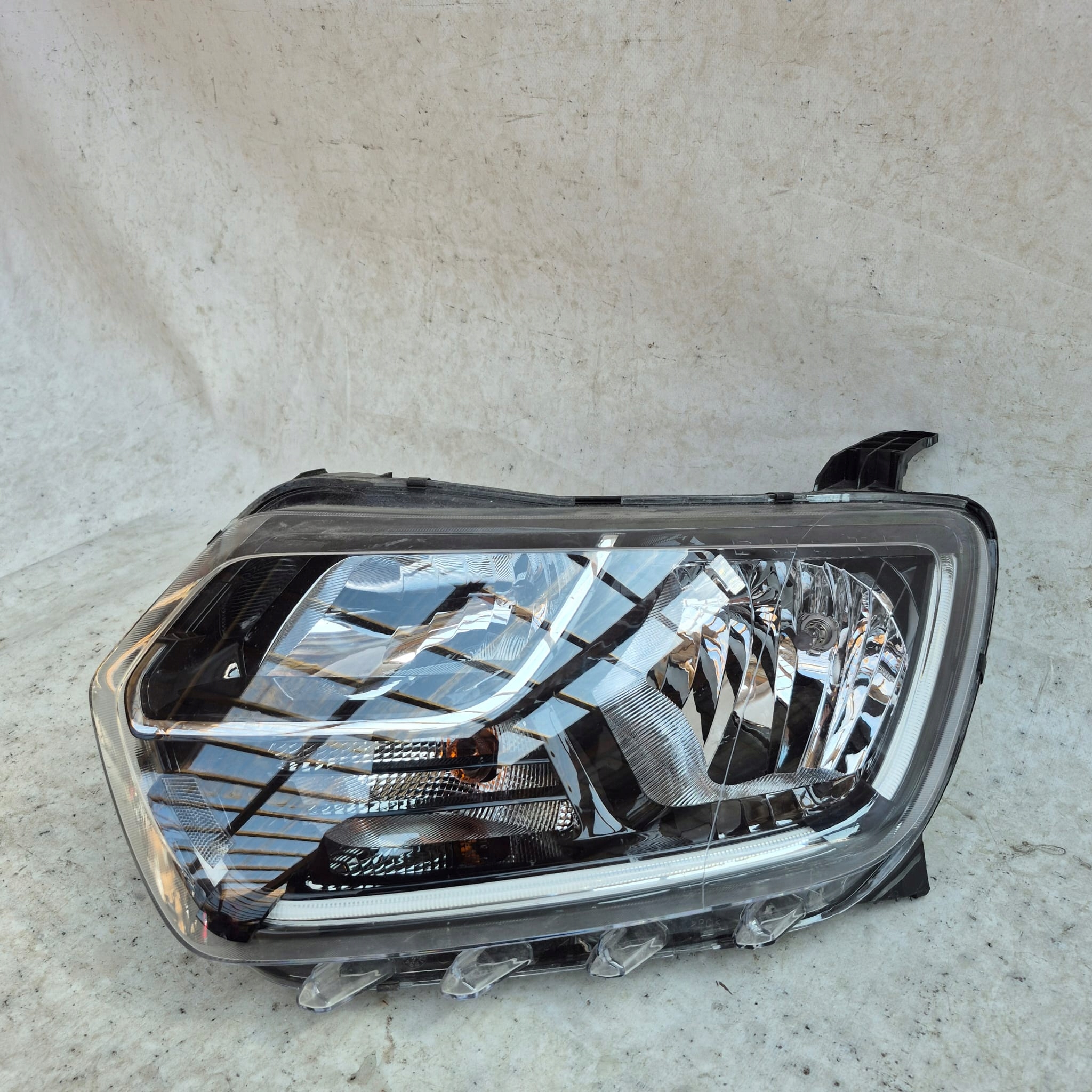 DACIA DUSTER II 18- light left front front 260609367R