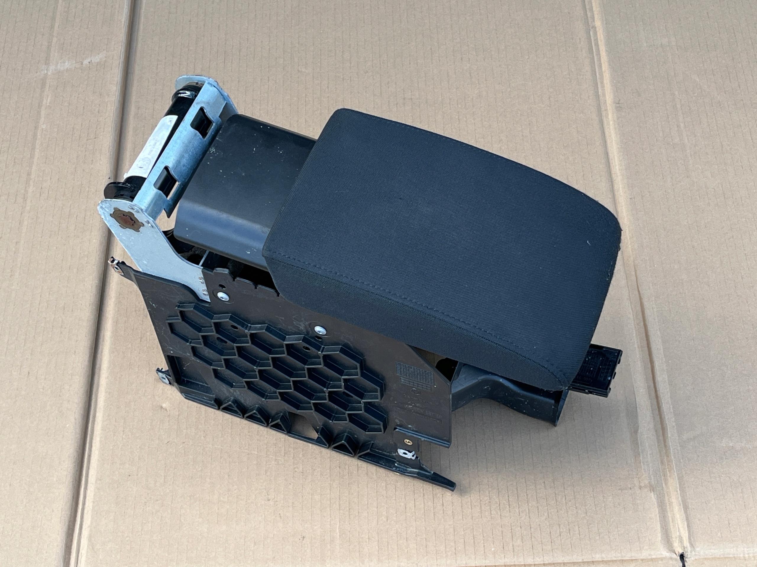 подлокотник vw GOLF VI PLUS 5M0864251B