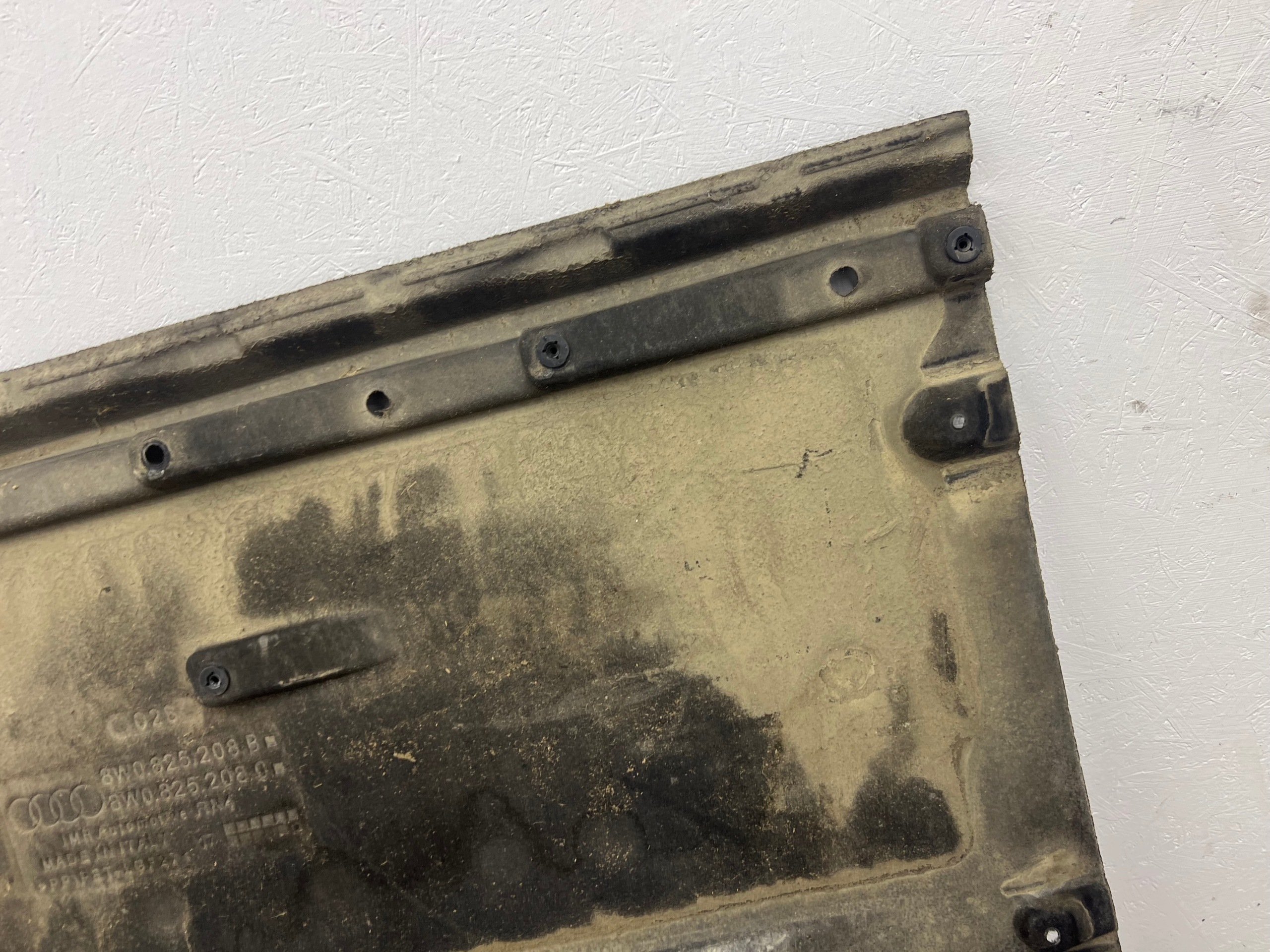 cover chassis right AUDI A4 B9 8w0 8W0825208B