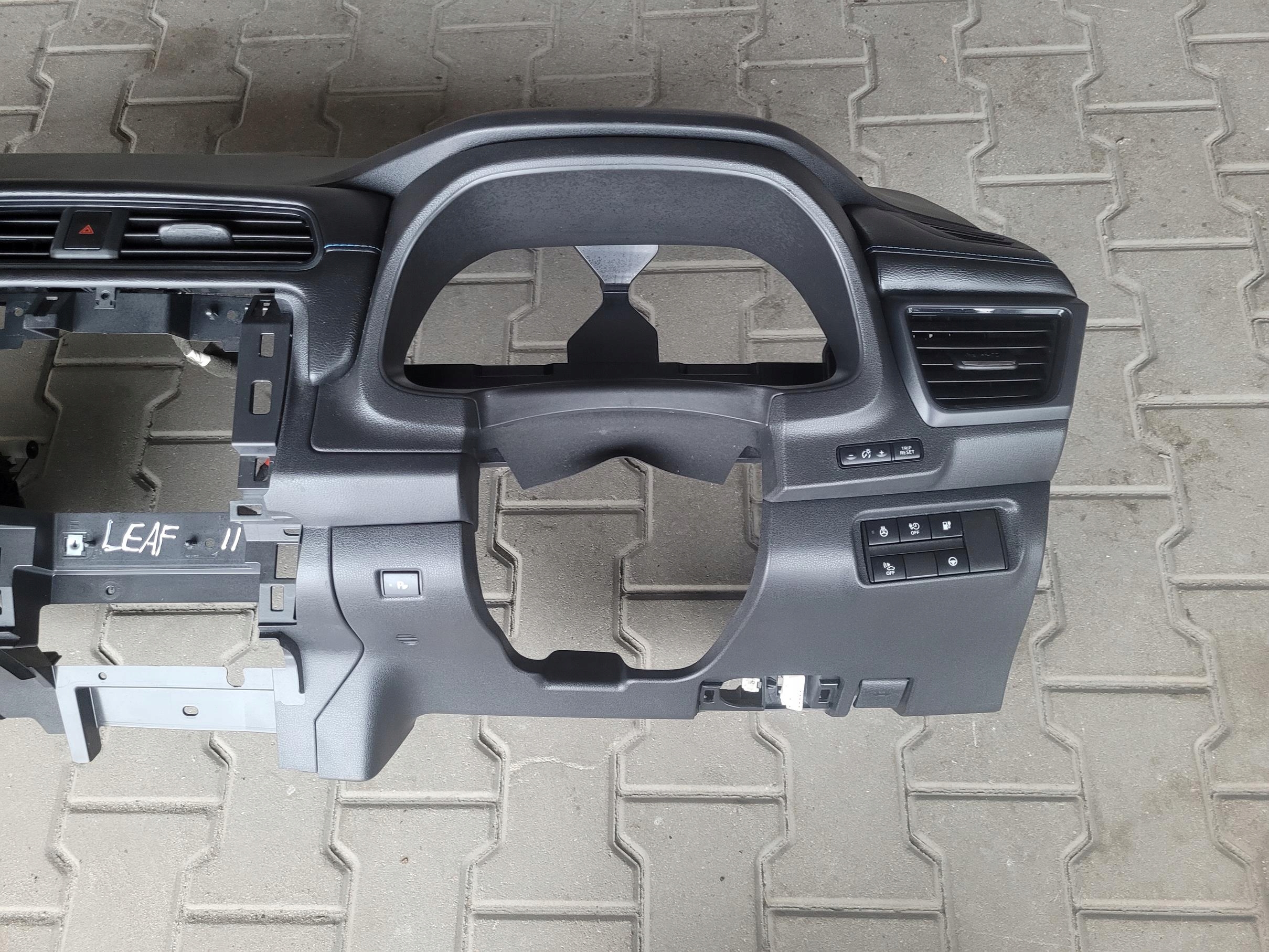 dashboard instrument panel cockpit console DASHBOARD UK ANGLIK NISSAN LEAF II ZE1