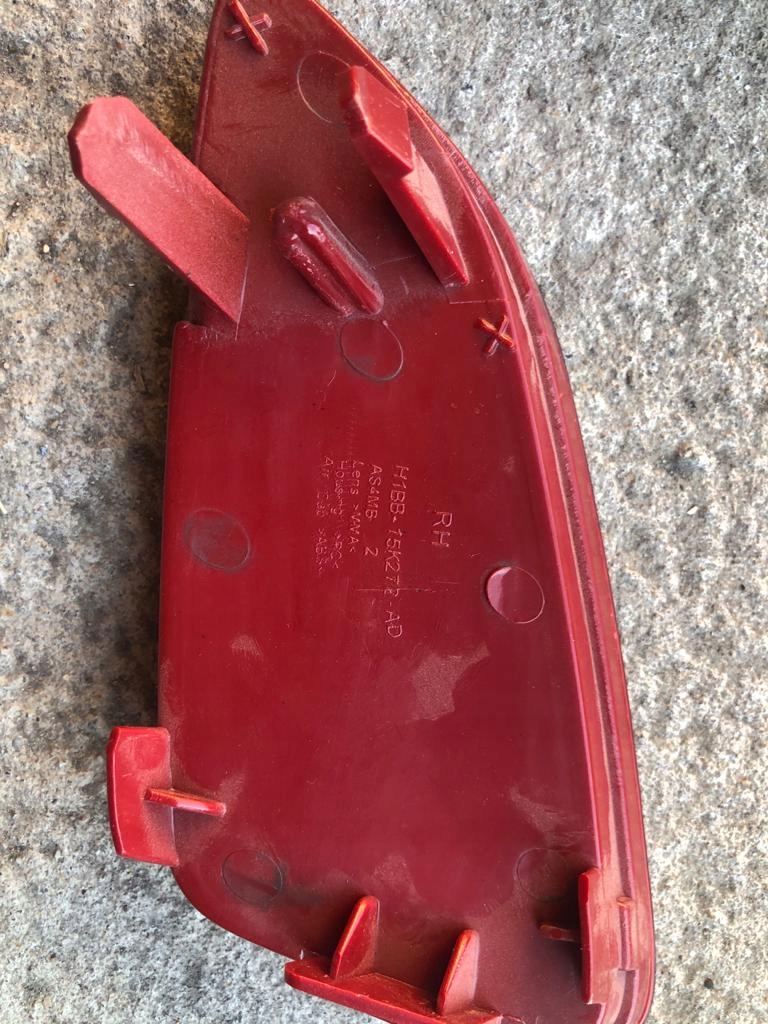 LAMPA PRZECIWMGIELNA ODBLASK PRAWA FORD FIESTA MK8 Producent czesci Inny