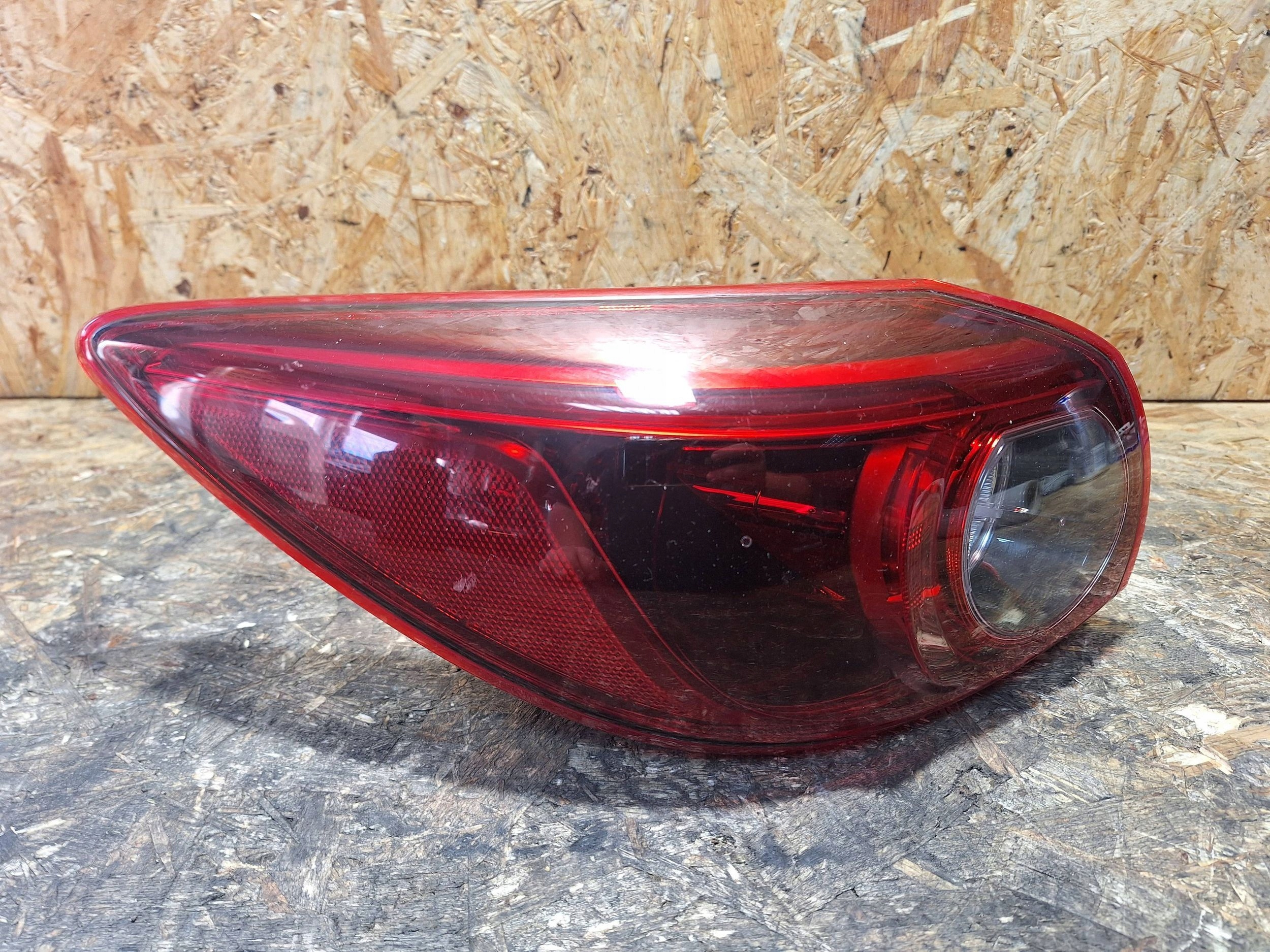 LAMPA TYŁ LEWA MAZDA 3 BM 13- B45D-51160 LED Strona zabudowy lewa