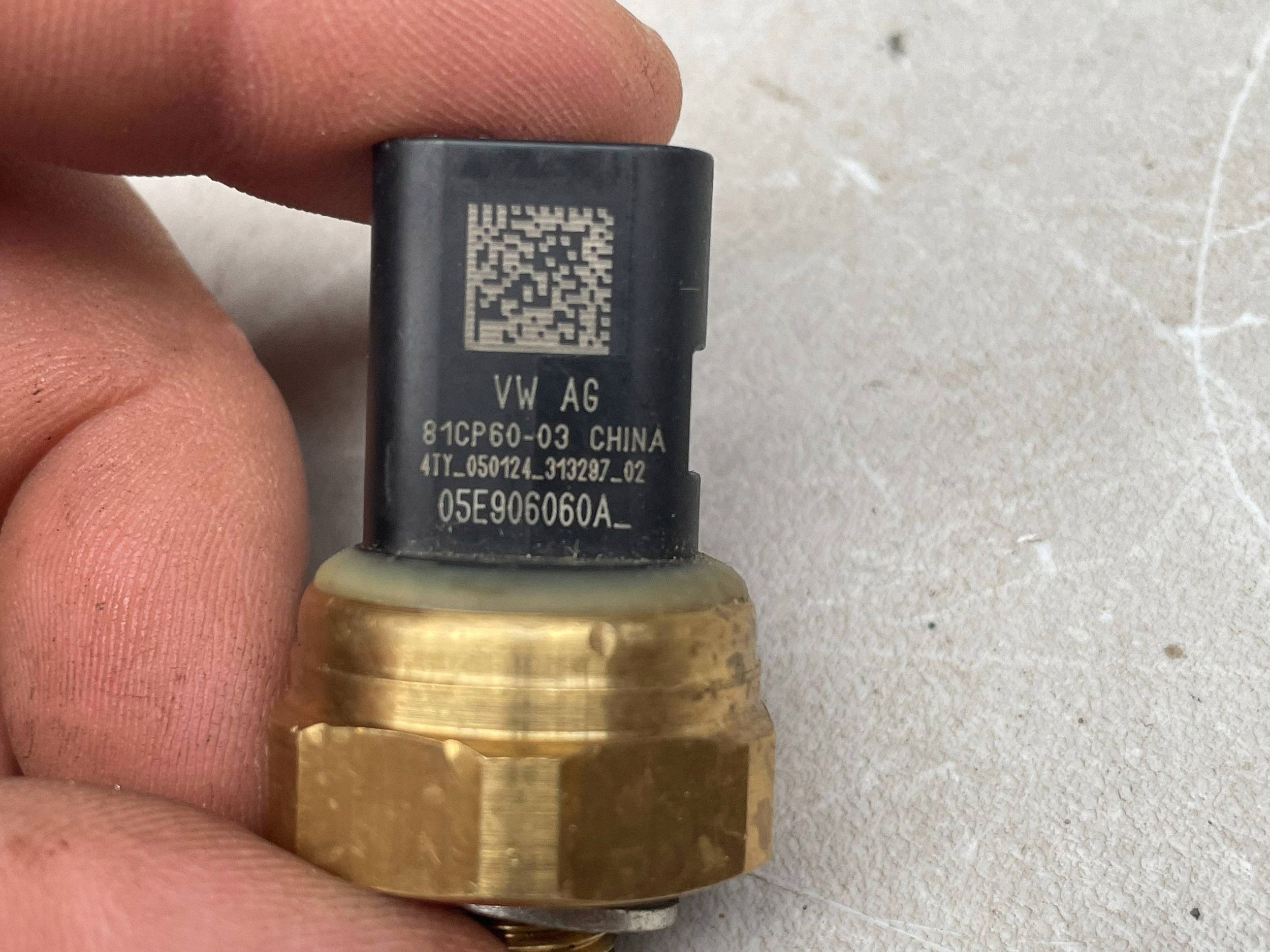 sensore pressione olio SKODA KAROQ 05E906060A @M