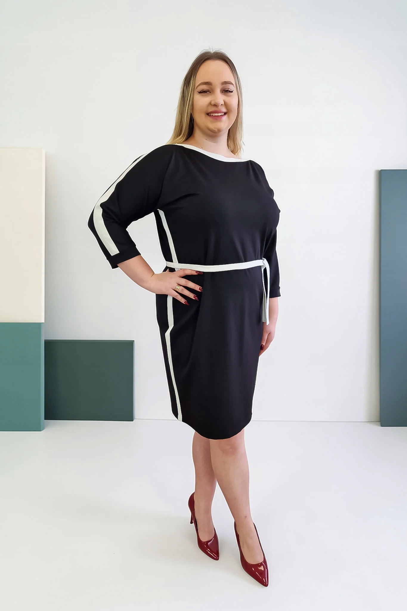 Černá Elegantní Šaty se zavazováním v pase a stříbrným lampasem 46