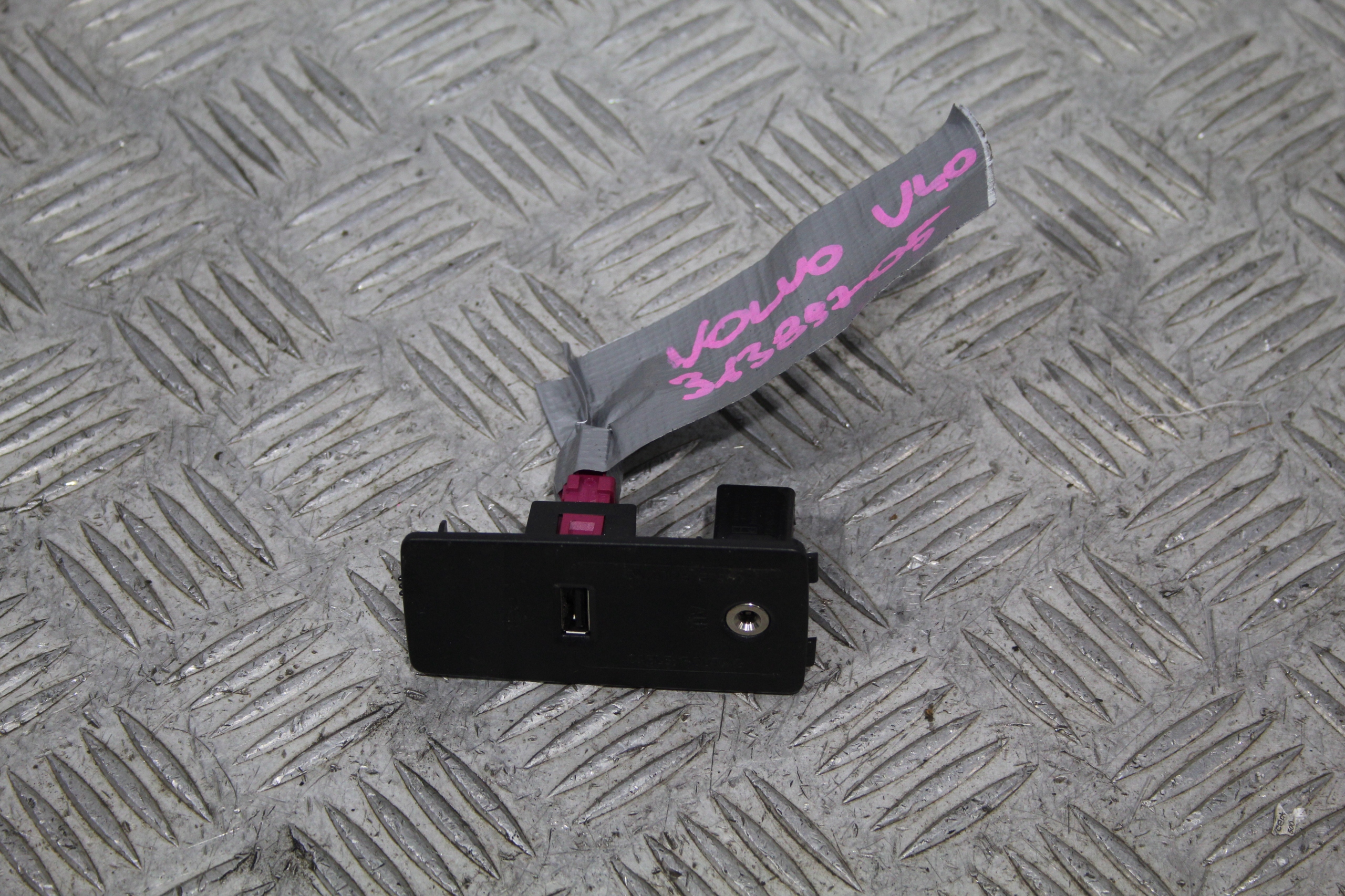adapter USB AUX VOLVO V40 CROSSCOUNTRY 31389705