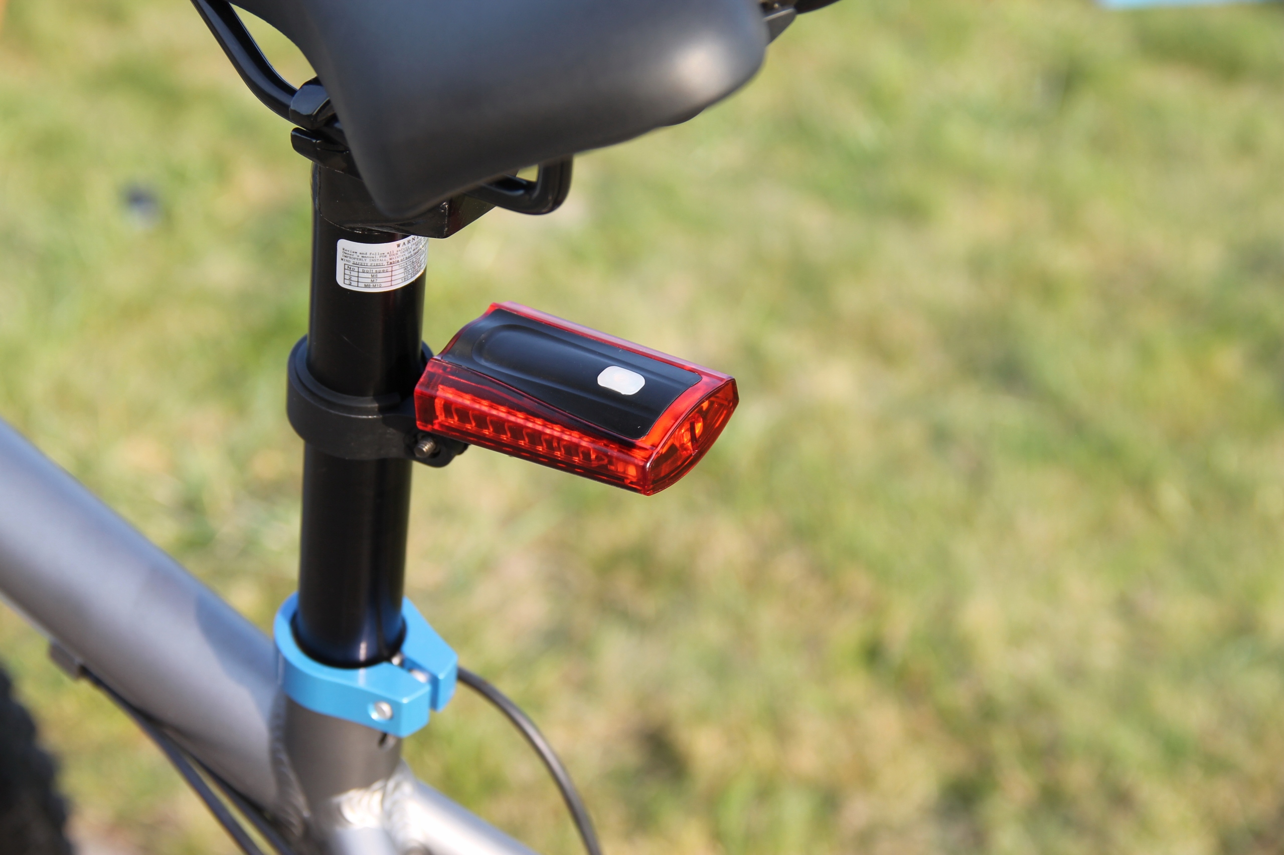 LAMPKA TYLNA OŚWIETLONE BOKI ROWEROWA 360 STOPNI Waga 100 g