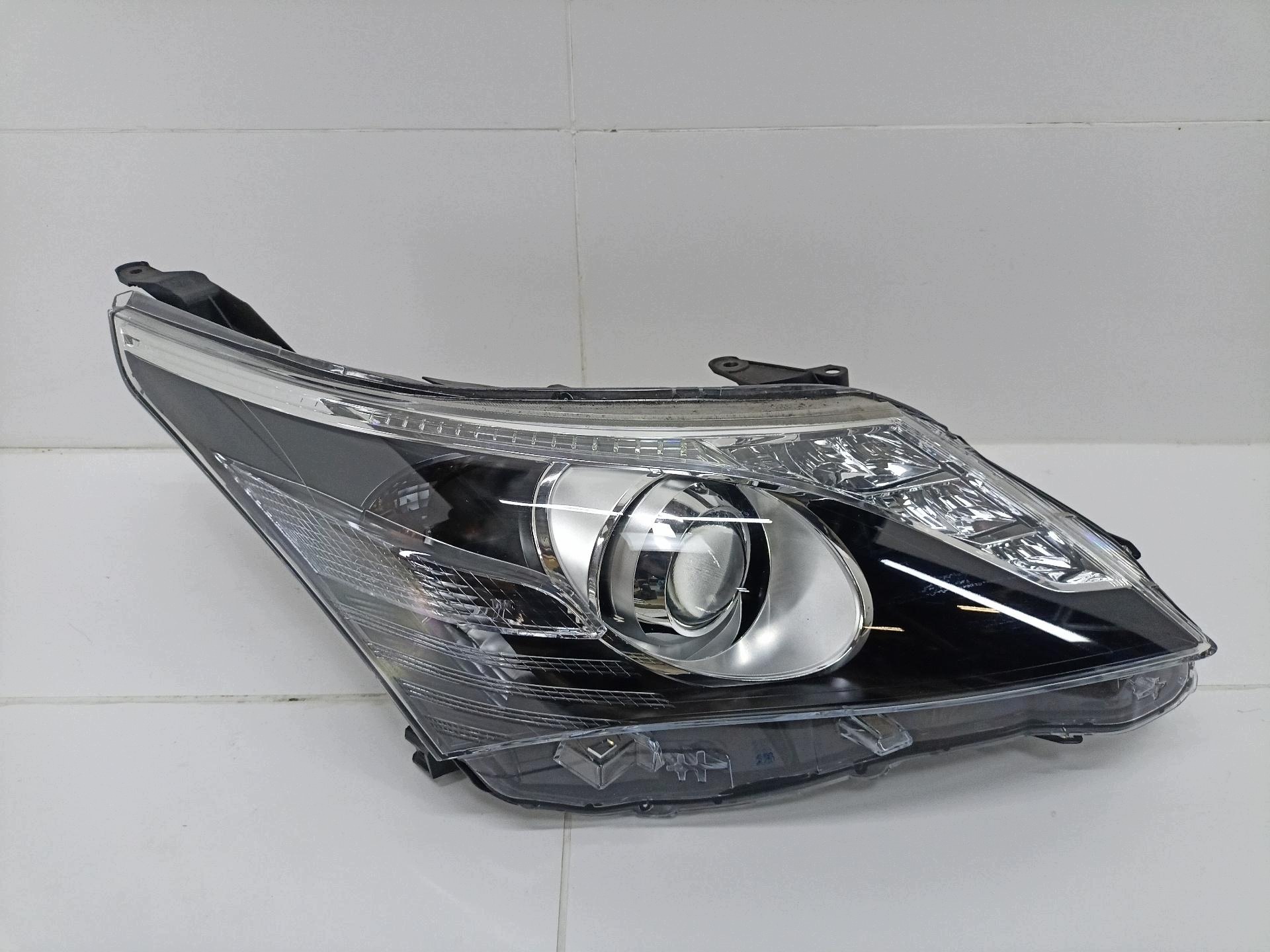 light front right side Toyota Avensis 3 T270 facelift ZRT272W 2014