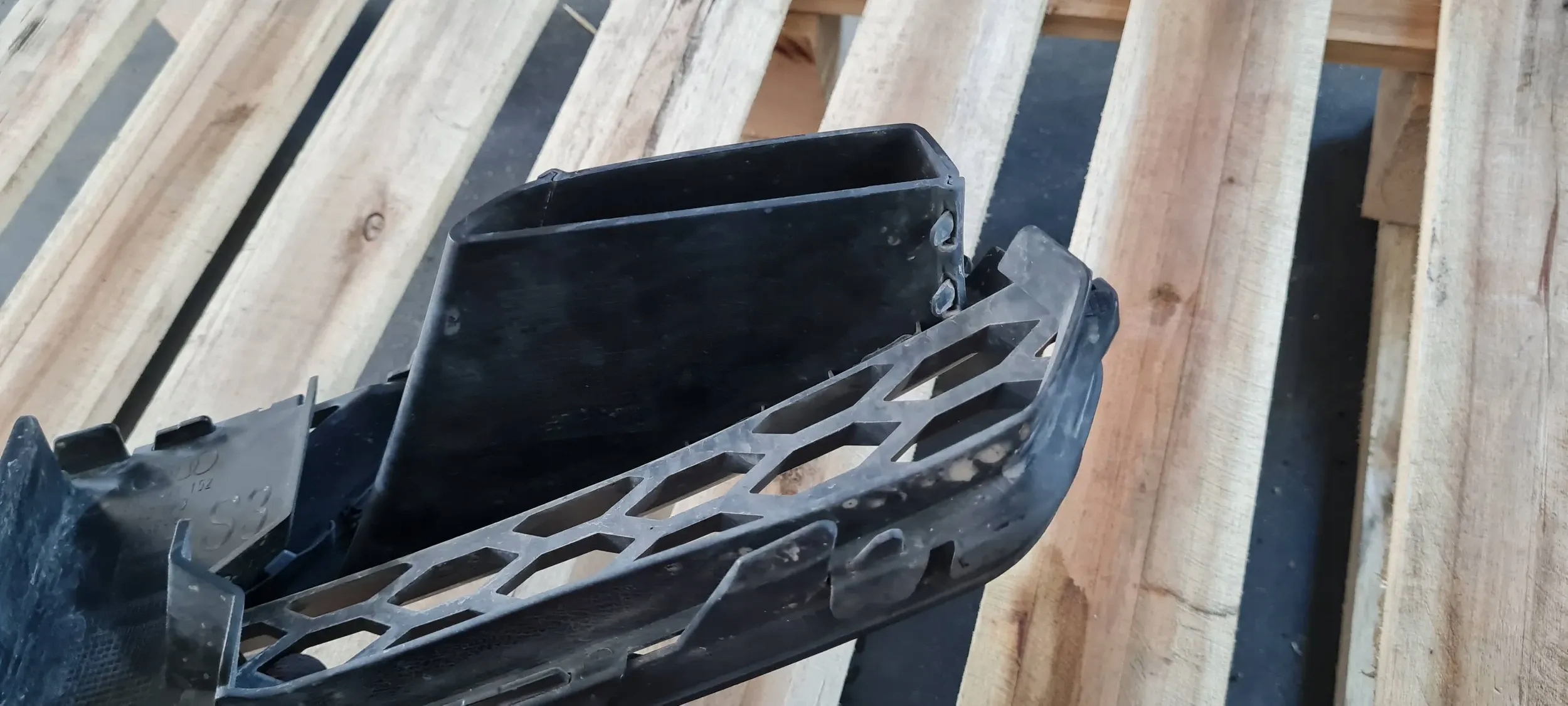 S3 8V sedan A3 grid of a bumper right right front 8V3807682L