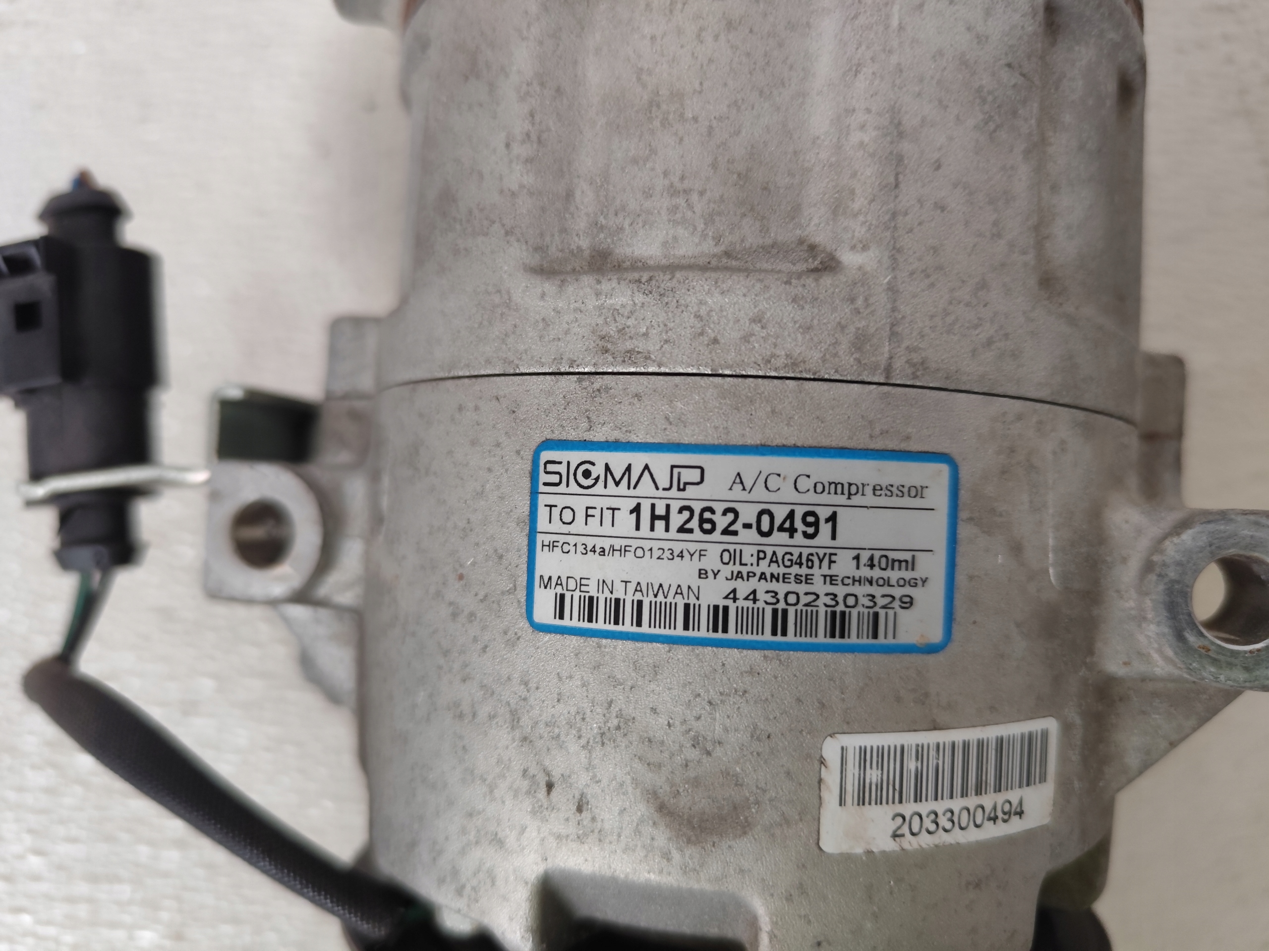 VOLKSWAGEN UP 2012 1.0MPI compressor of the air conditioning