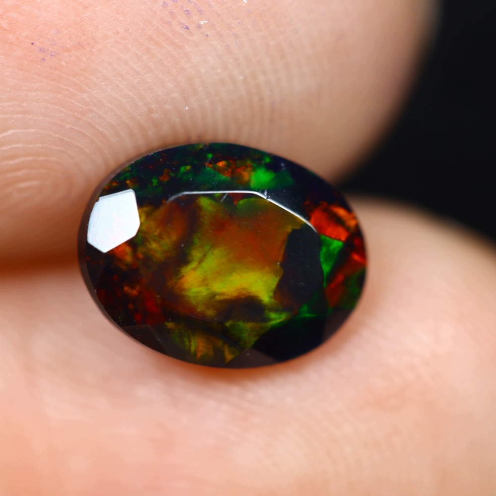 Přírodní opál černý 1.32 ct Ovál Etiopie certifikát Wbd